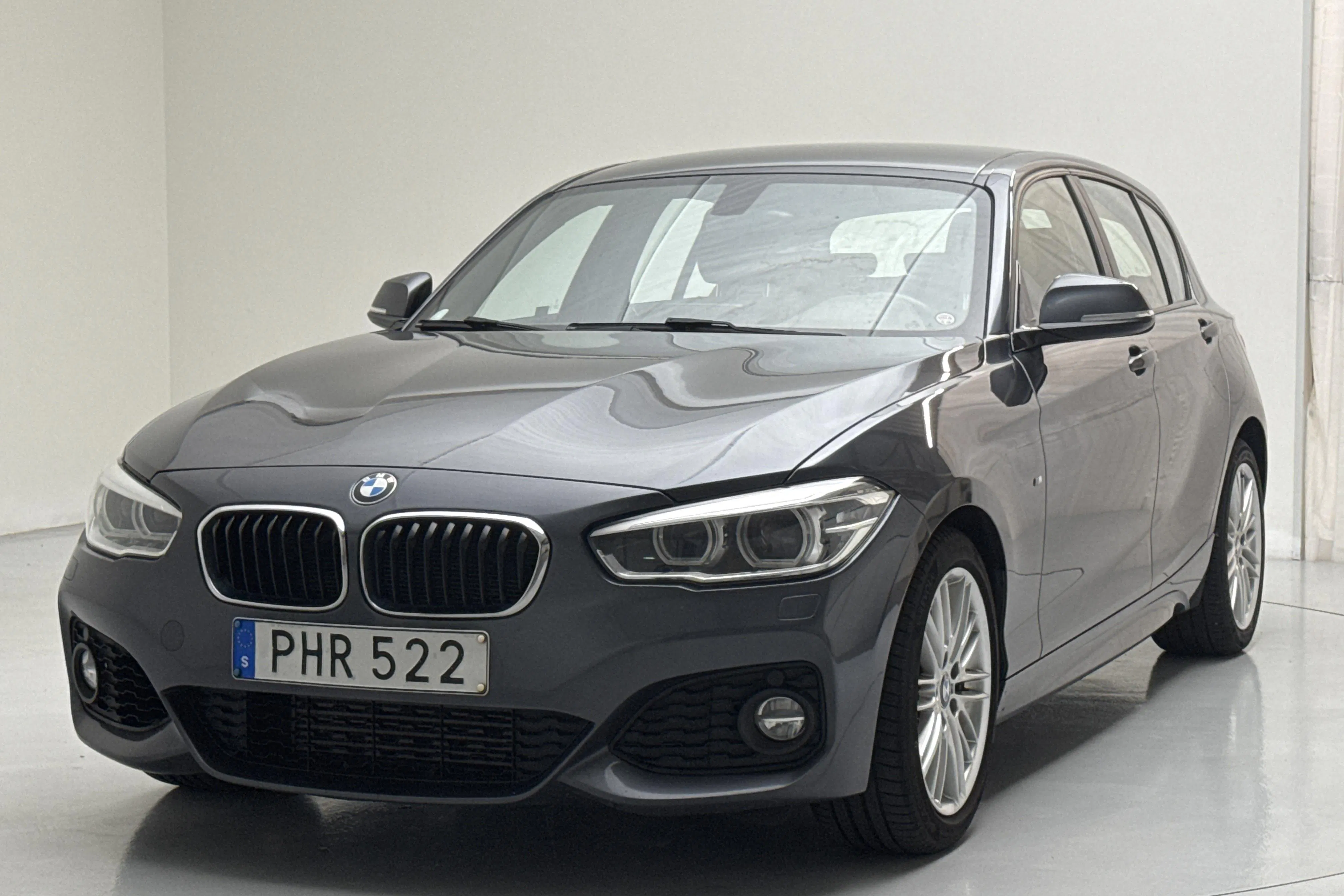 Presentationsfoto 1 av 12: BMW 118i 5dr, F20 (136hk) - 15 266 mil - Manuell - grå - 2019