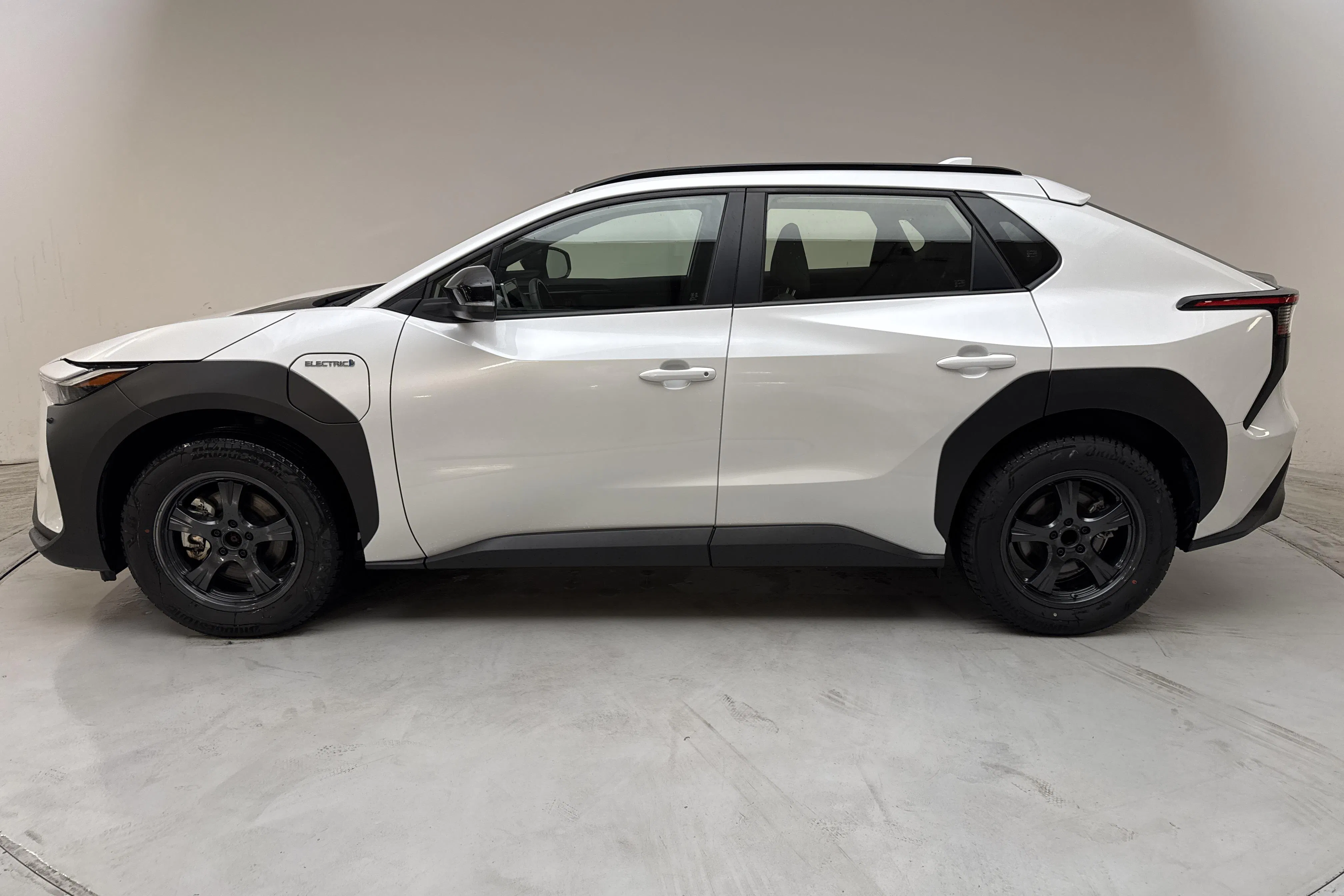 Presentationsfoto 2 av 15: Toyota bZ4X (204hk) - 3 021 mil - Automat - vit - 2023
