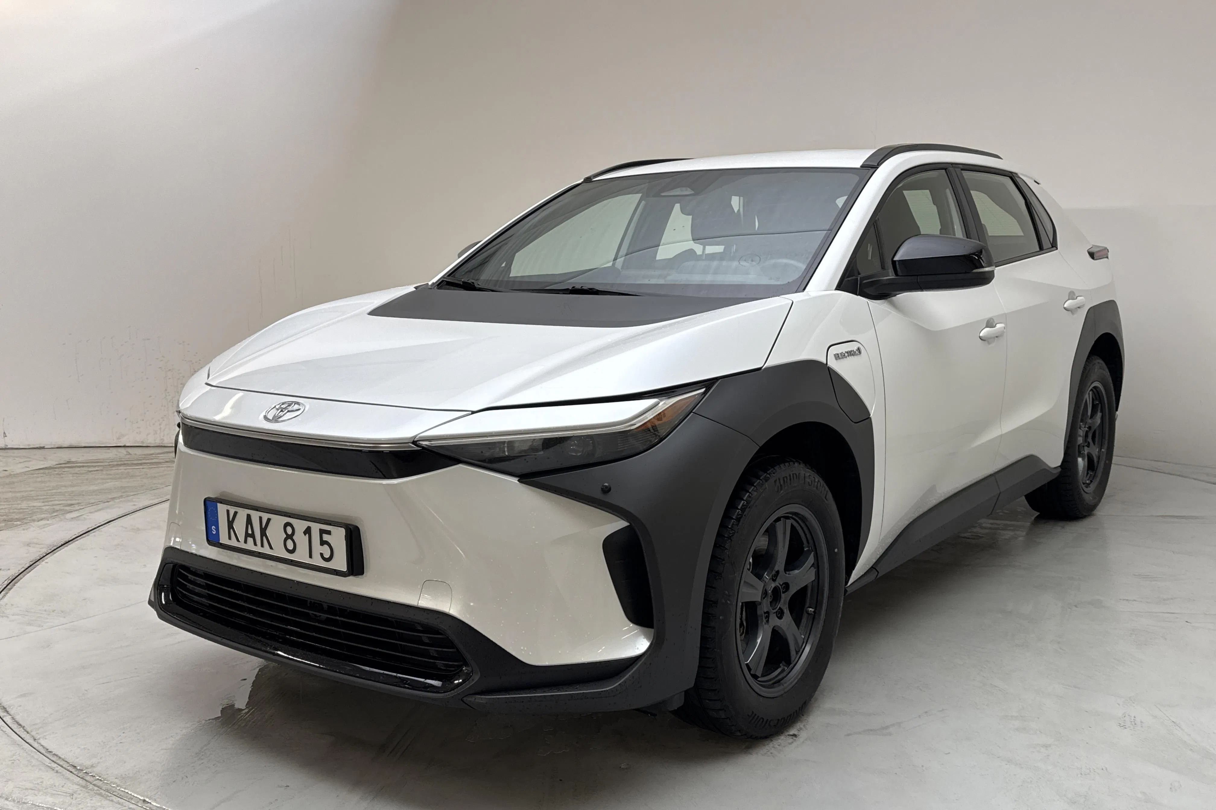 Presentationsfoto 1 av 15: Toyota bZ4X (204hk) - 3 021 mil - Automat - vit - 2023