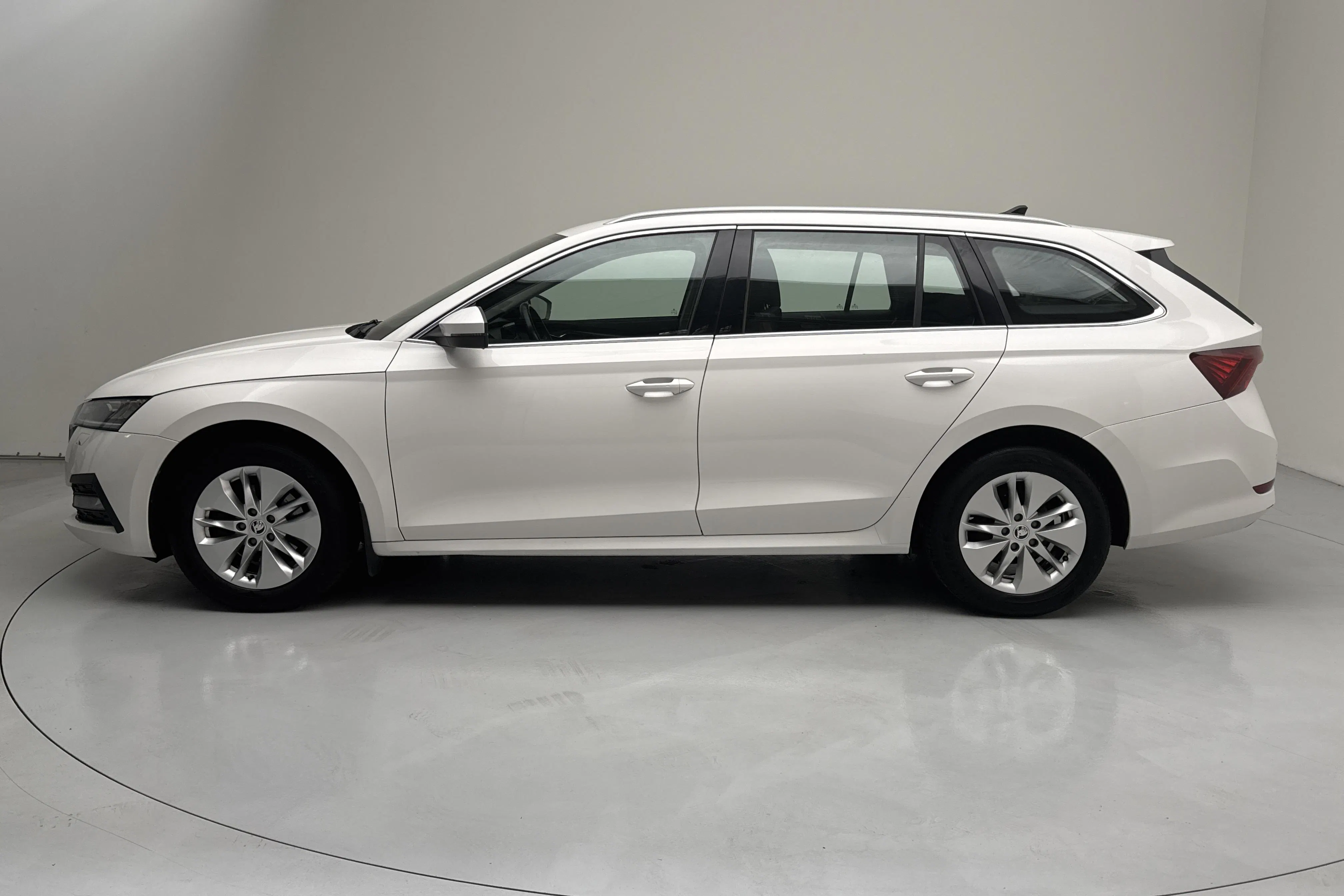 Presentationsfoto 2 av 16: Skoda Octavia TSI e-Tec mHEV Combi (110hk) - 18 457 mil - Automat - vit - 2021