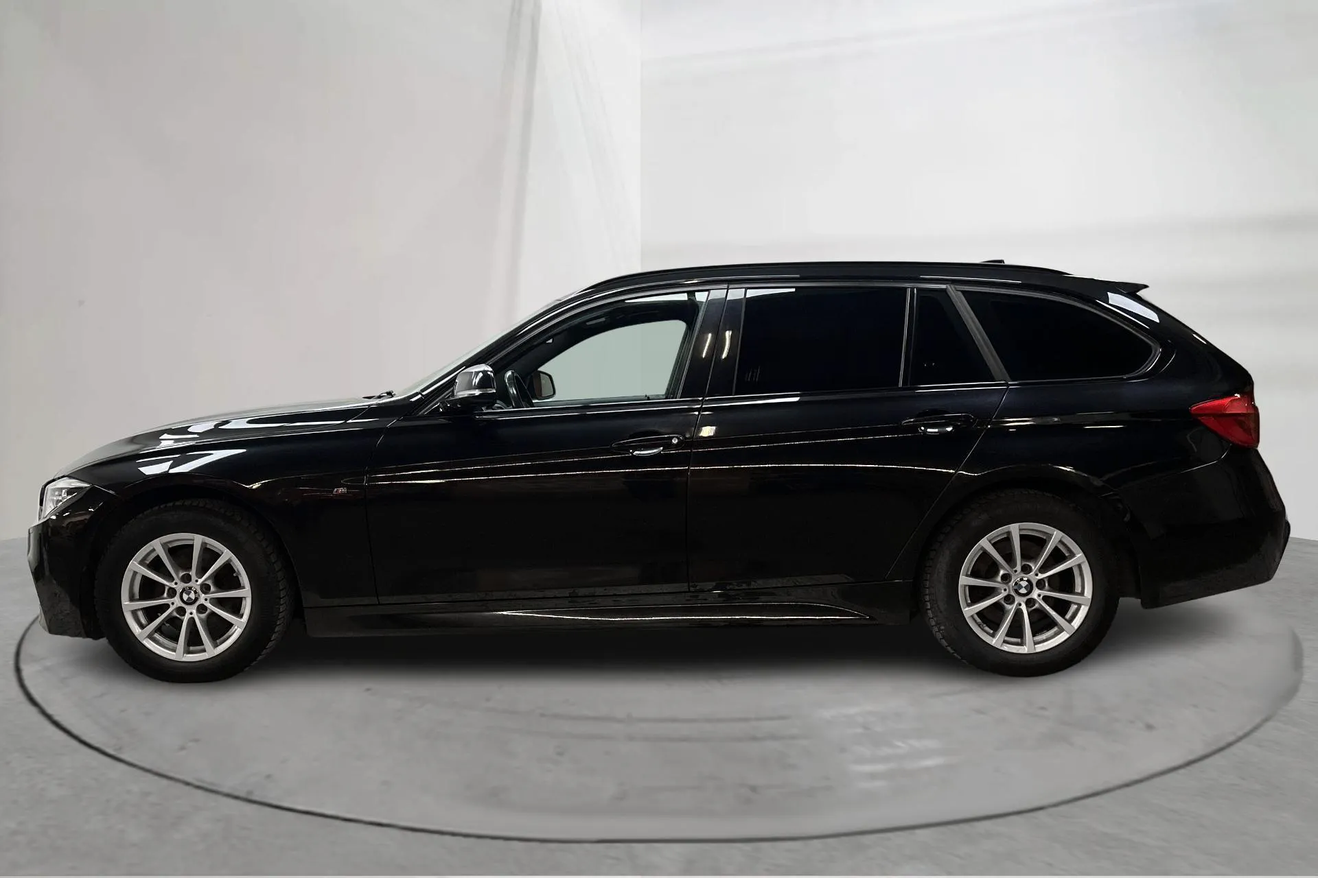 Presentationsfoto 2 av 15: BMW 320d xDrive Touring, F31 (190hk) - 14 028 mil - Automat - svart - 2019