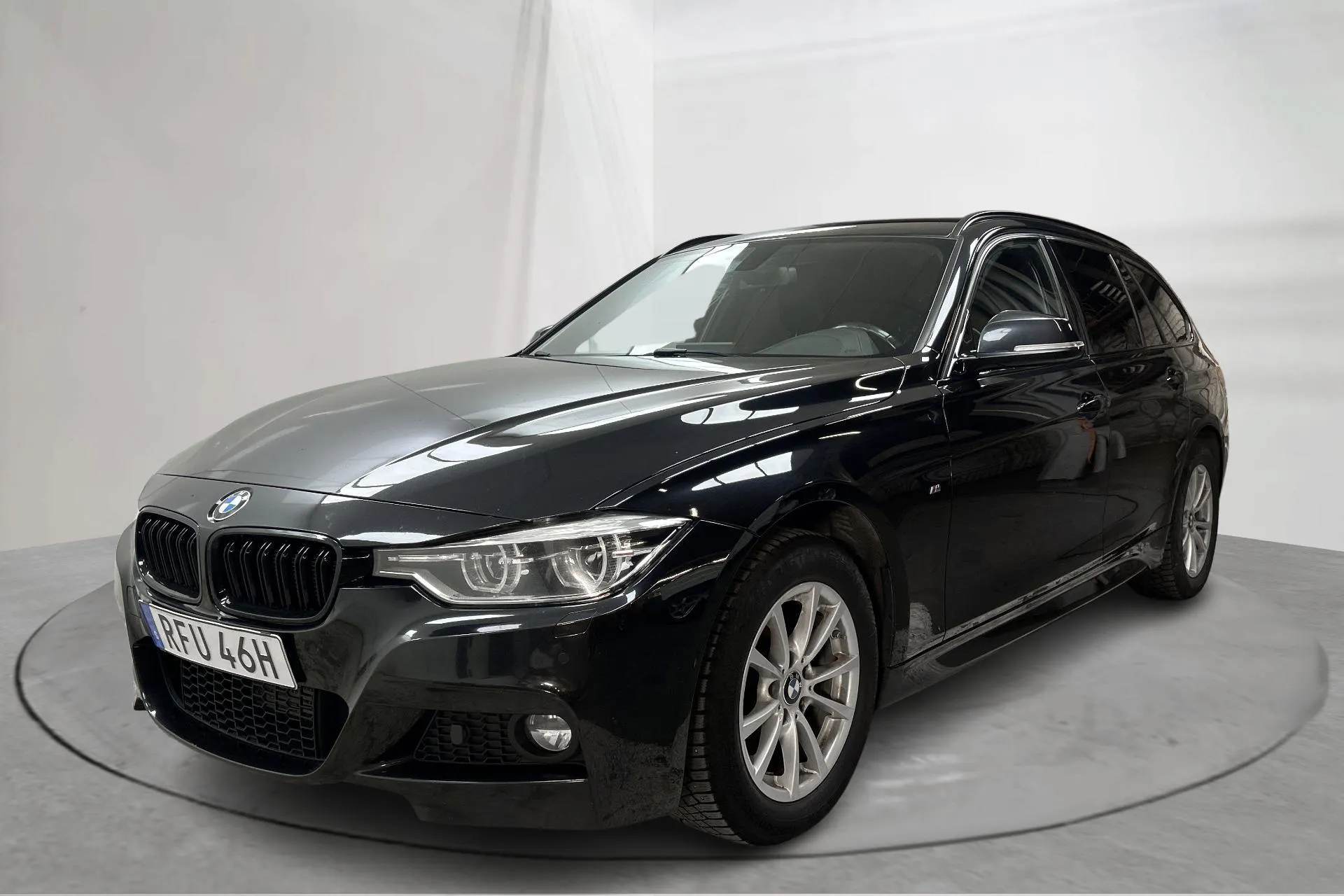 Presentationsfoto 1 av 15: BMW 320d xDrive Touring, F31 (190hk) - 14 028 mil - Automat - svart - 2019