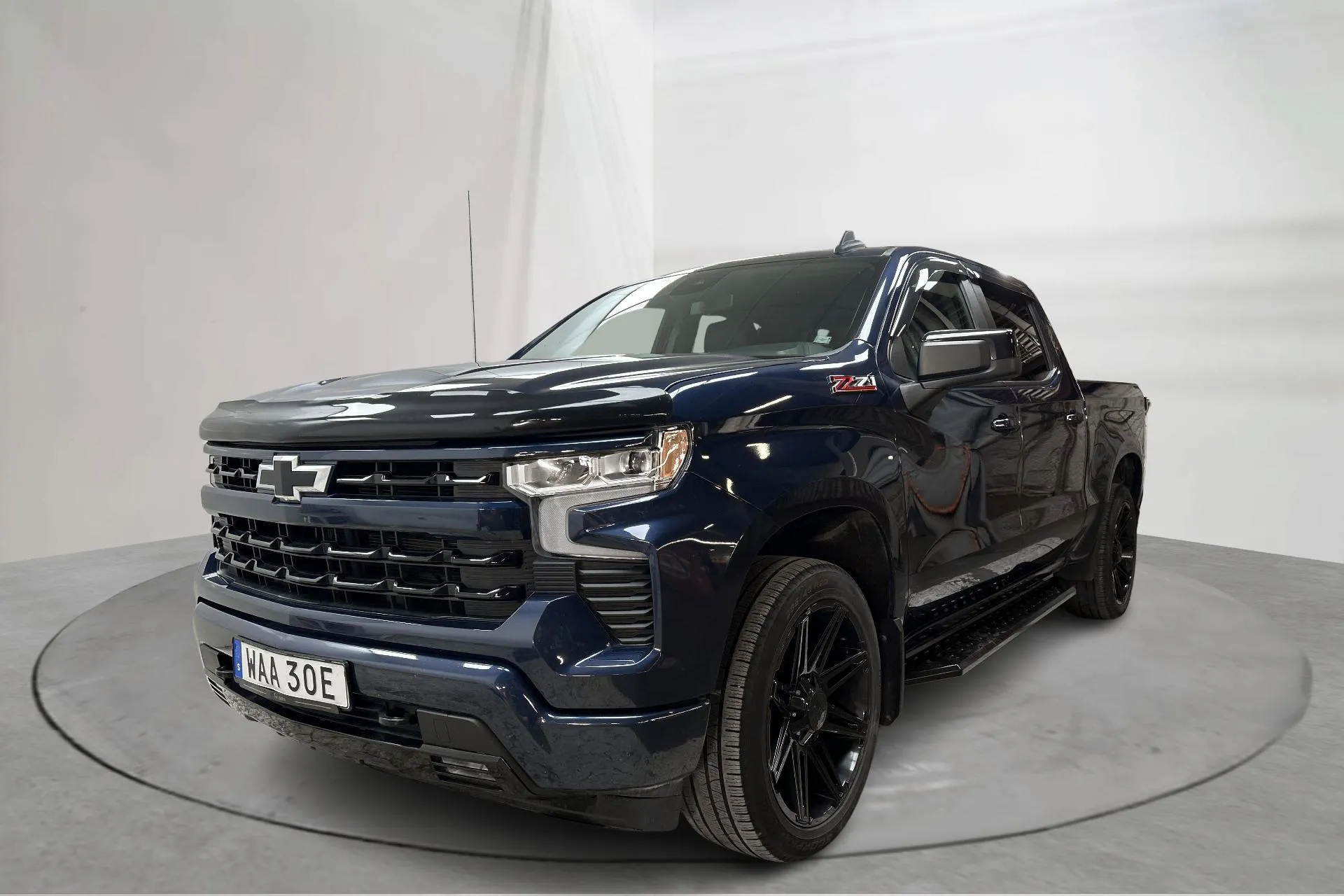 Presentationsfoto 1 av 15: Chevrolet Silverado RST 1500 5.3 V8 (360hk) - 10 140 mil - Automat - Mörkblå - 2022
