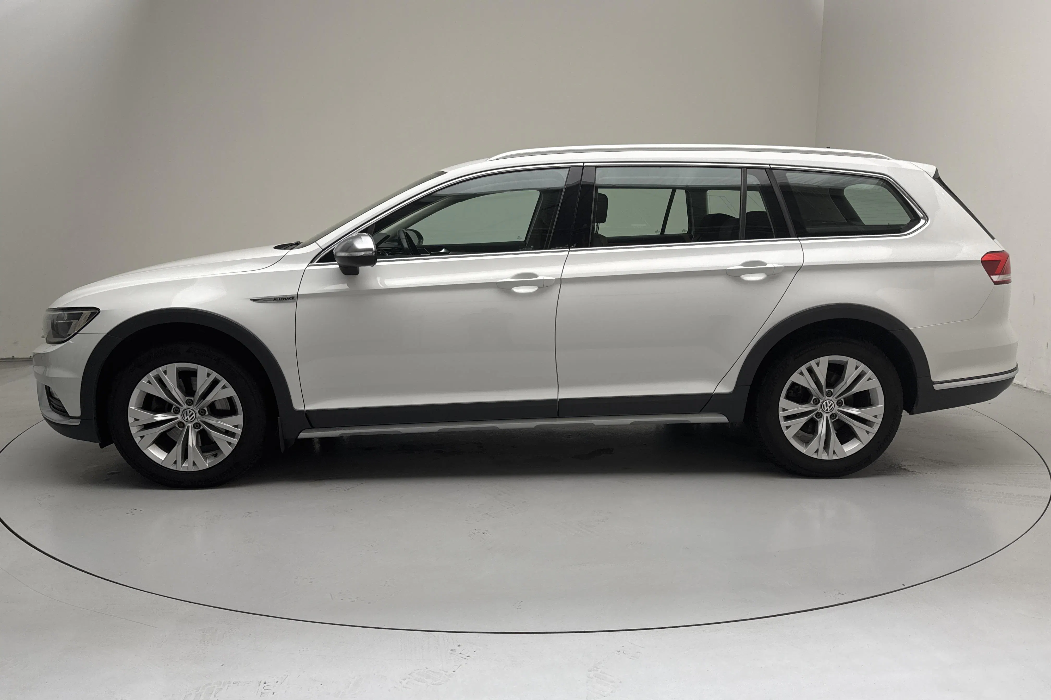 Presentation photo 2 of 14: VW Passat Alltrack 2.0 TDI 4MOTION (190hk) - 134 270 km - Automatic - white - 2018