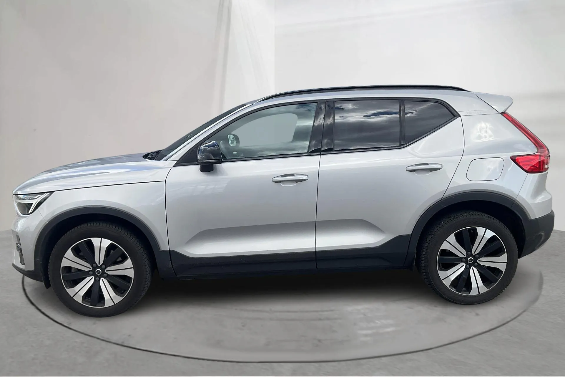 Presentationsfoto 2 av 14: Volvo XC40 P6 Recharge (231hk) - 7 889 mil - Automat - silver - 2023