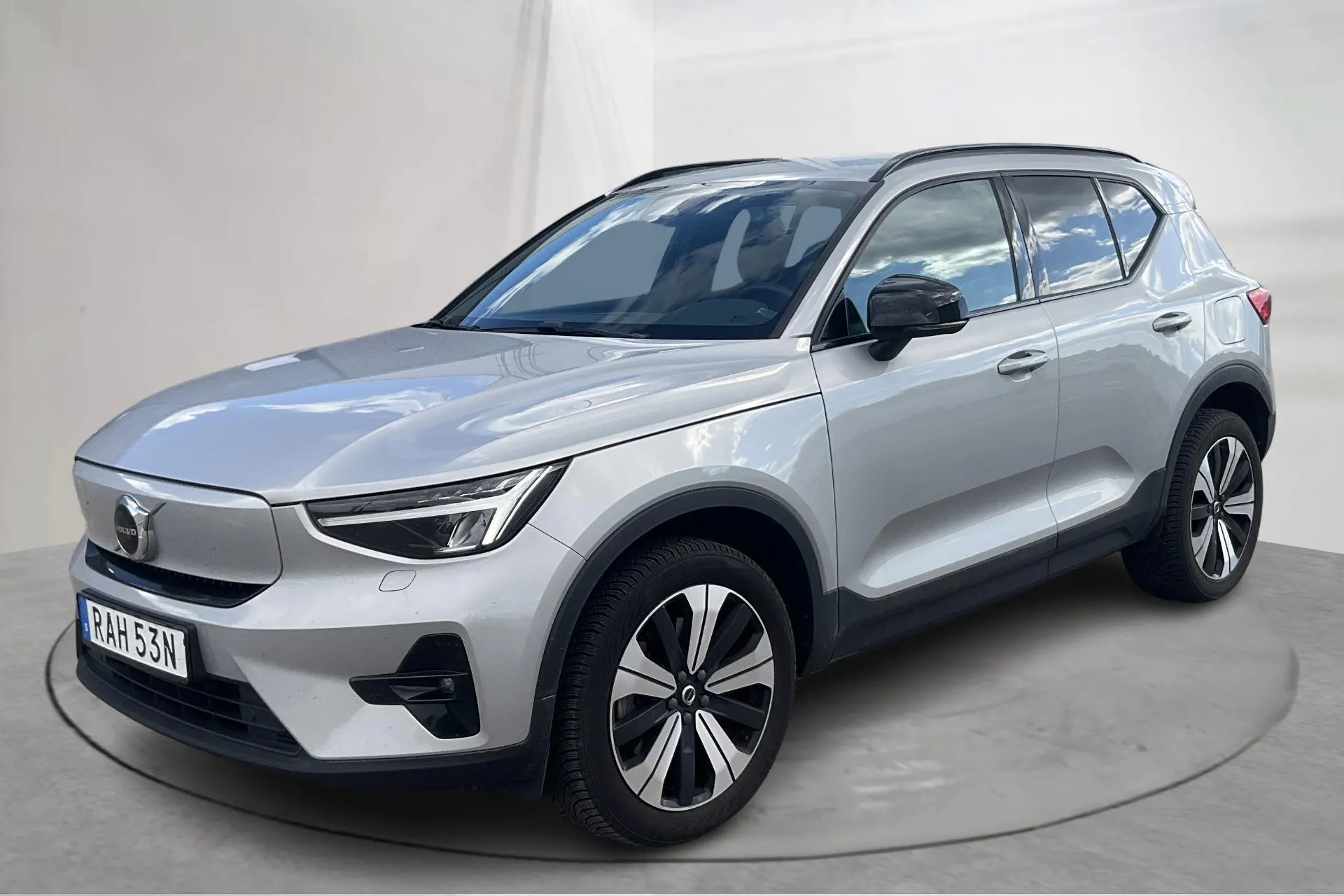 Presentationsfoto 1 av 14: Volvo XC40 P6 Recharge (231hk) - 7 889 mil - Automat - silver - 2023