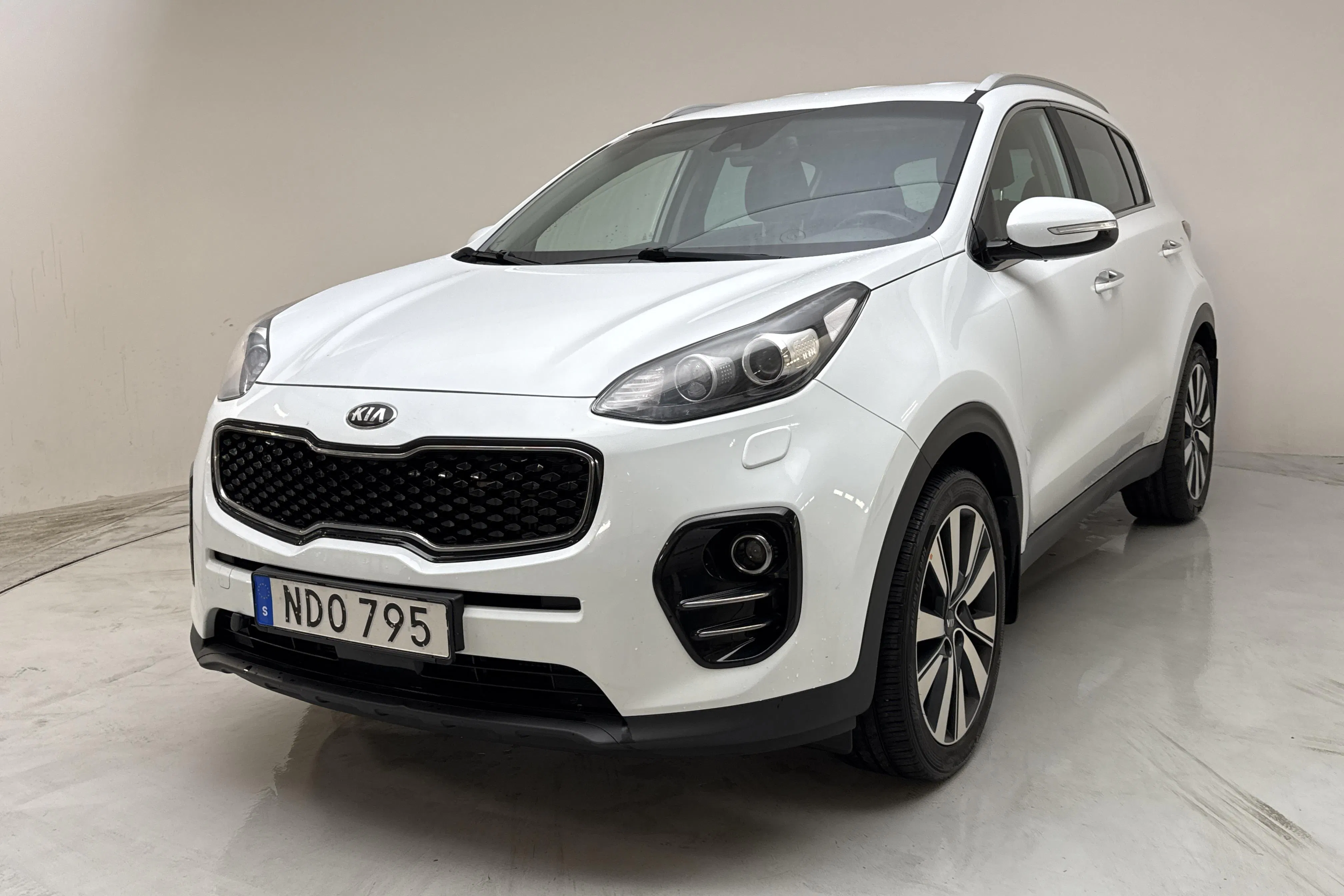 Presentationsfoto 1 av 14: KIA Sportage 1.7 CRDi 2WD (115hk) - 21 198 mil - Manuell - vit - 2016