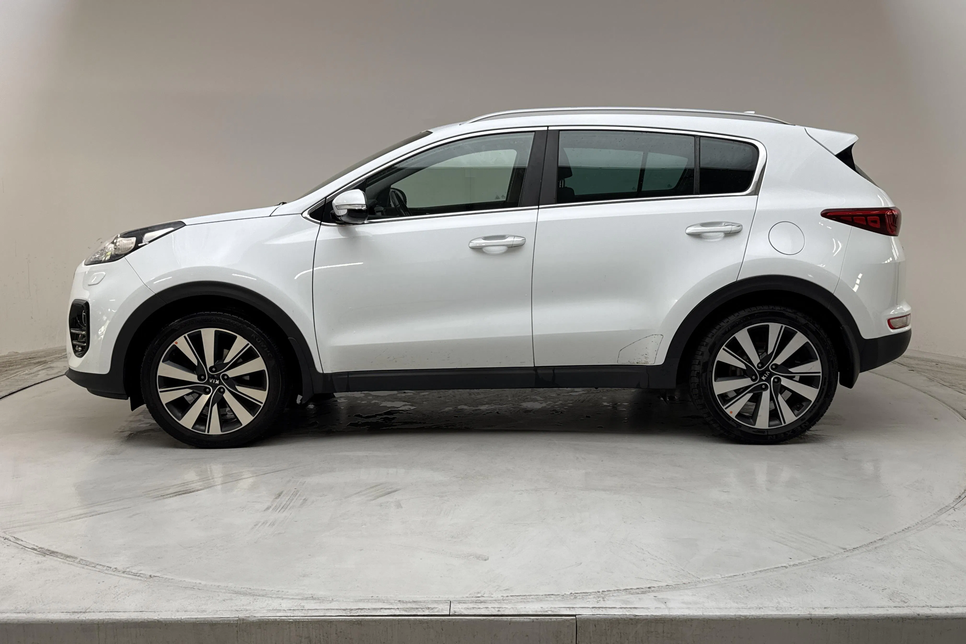 Presentationsfoto 2 av 14: KIA Sportage 1.7 CRDi 2WD (115hk) - 21 198 mil - Manuell - vit - 2016
