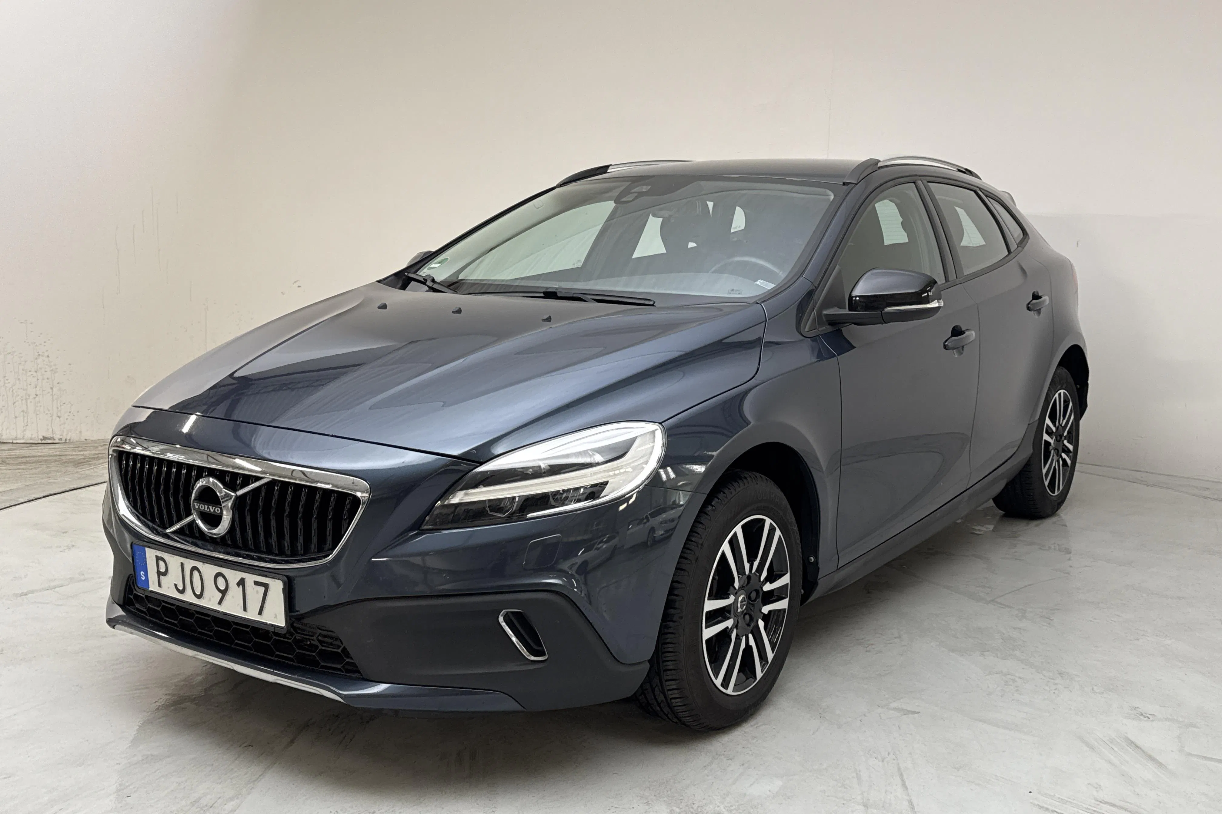 Presentationsfoto 1 av 13: Volvo V40 Cross Country T3 (152hk) - 8 588 mil - Manuell - Mörkblå - 2018