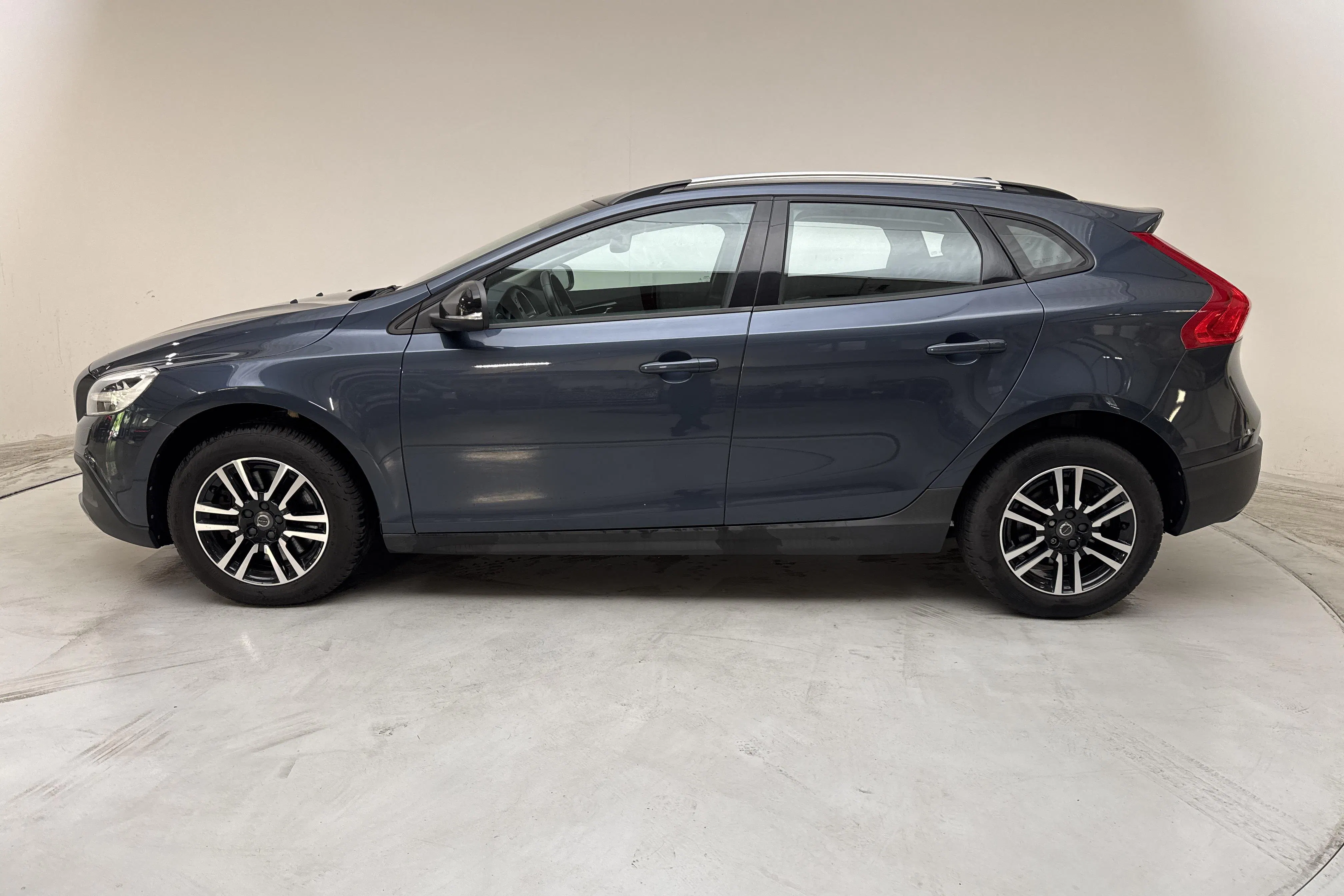 Presentationsfoto 2 av 13: Volvo V40 Cross Country T3 (152hk) - 8 588 mil - Manuell - Mörkblå - 2018