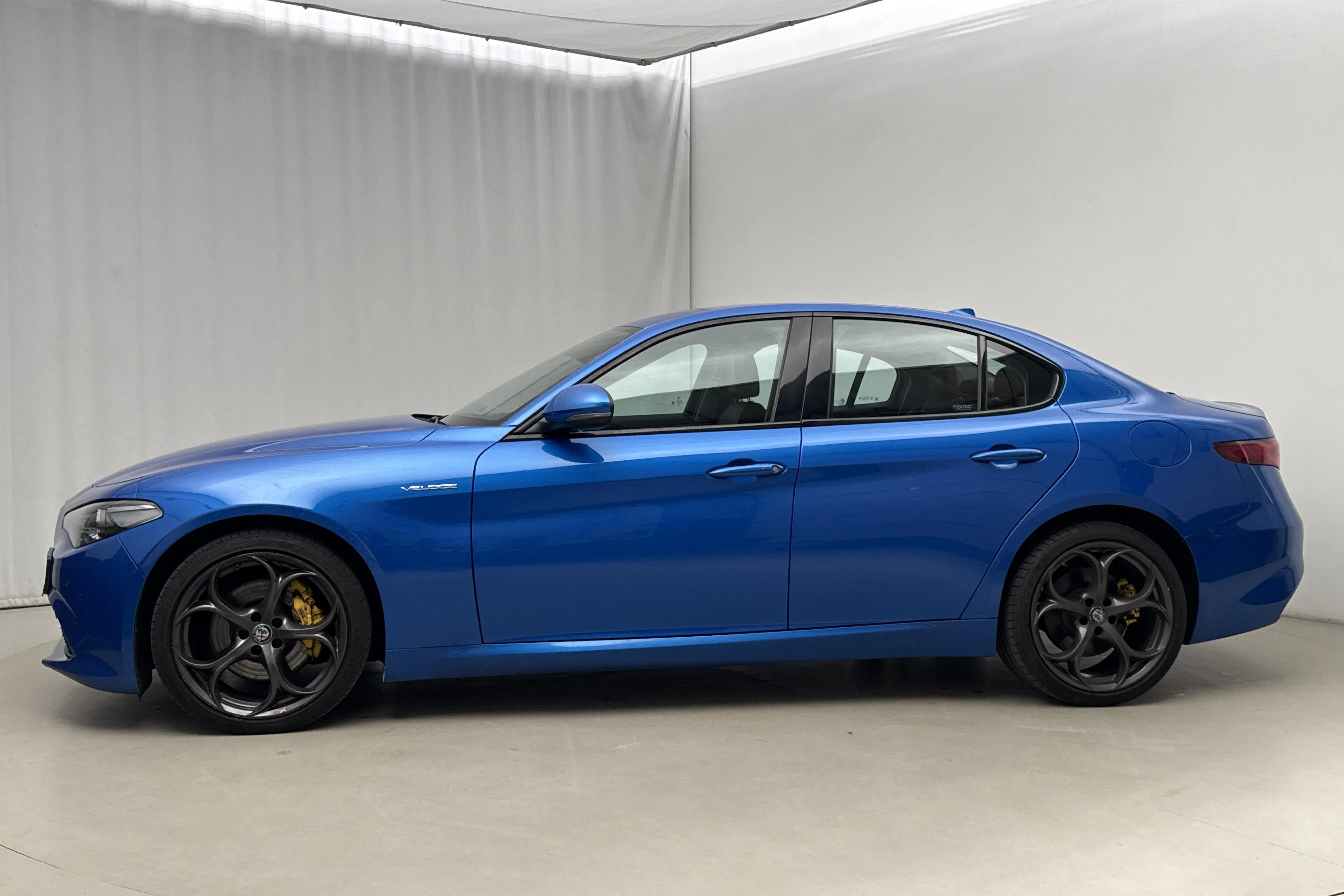 Presentation photo 2 of 21: Alfa Romeo Giulia 2.0 AWD (280hk) - 156 070 km - Automatic - blue - 2017
