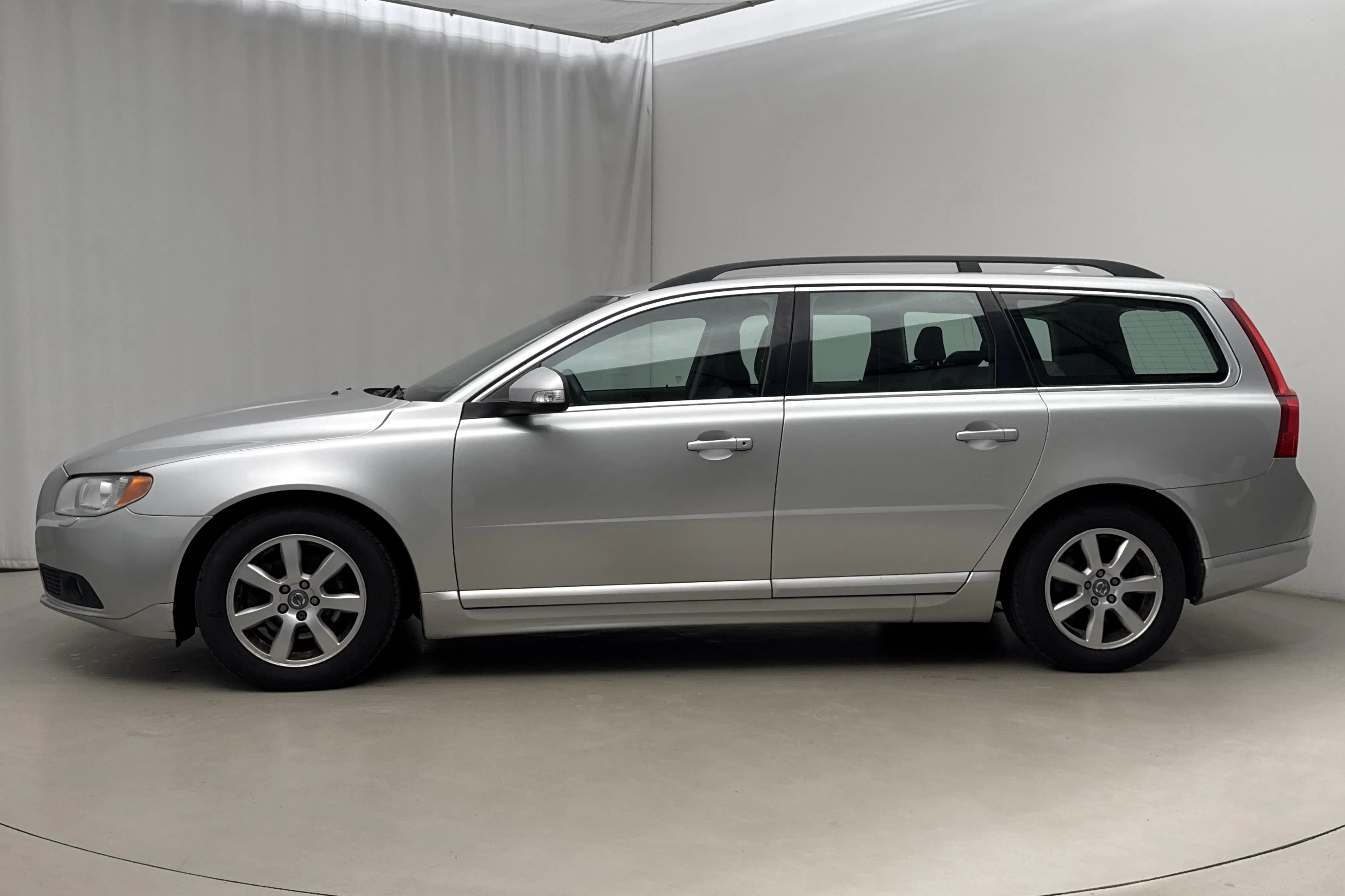 Presentation photo 2 of 17: Volvo V70 II 1.6D DRIVe (109hk) - 235 040 km - Manual - light grey - 2011