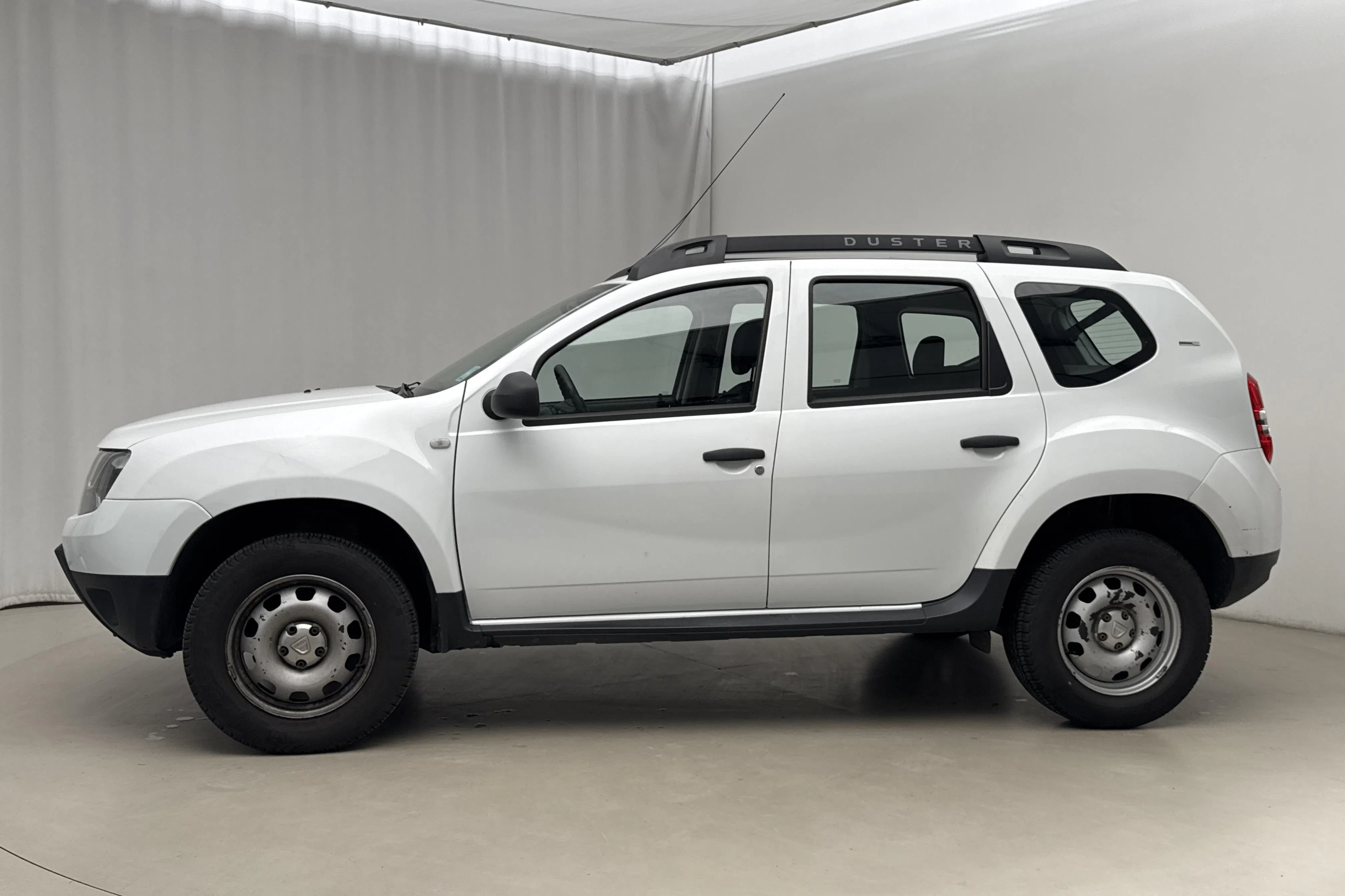 Presentation photo 2 of 15: Dacia Duster 1.6 16V 4x2 (114hk) - 82 930 km - Manual - white - 2016