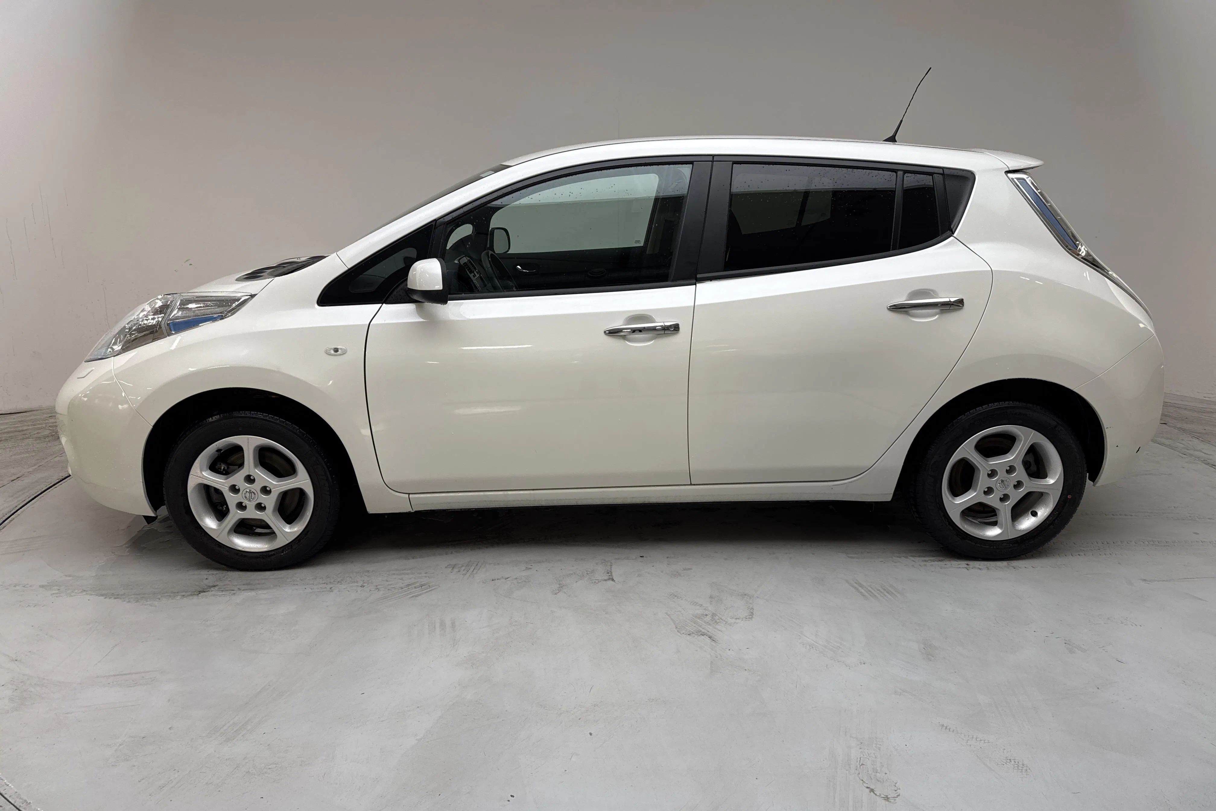 Presentation photo 2 of 15: Nissan LEAF 5dr 30kWh (109hk) - 21 880 km - Automatic - white - 2017