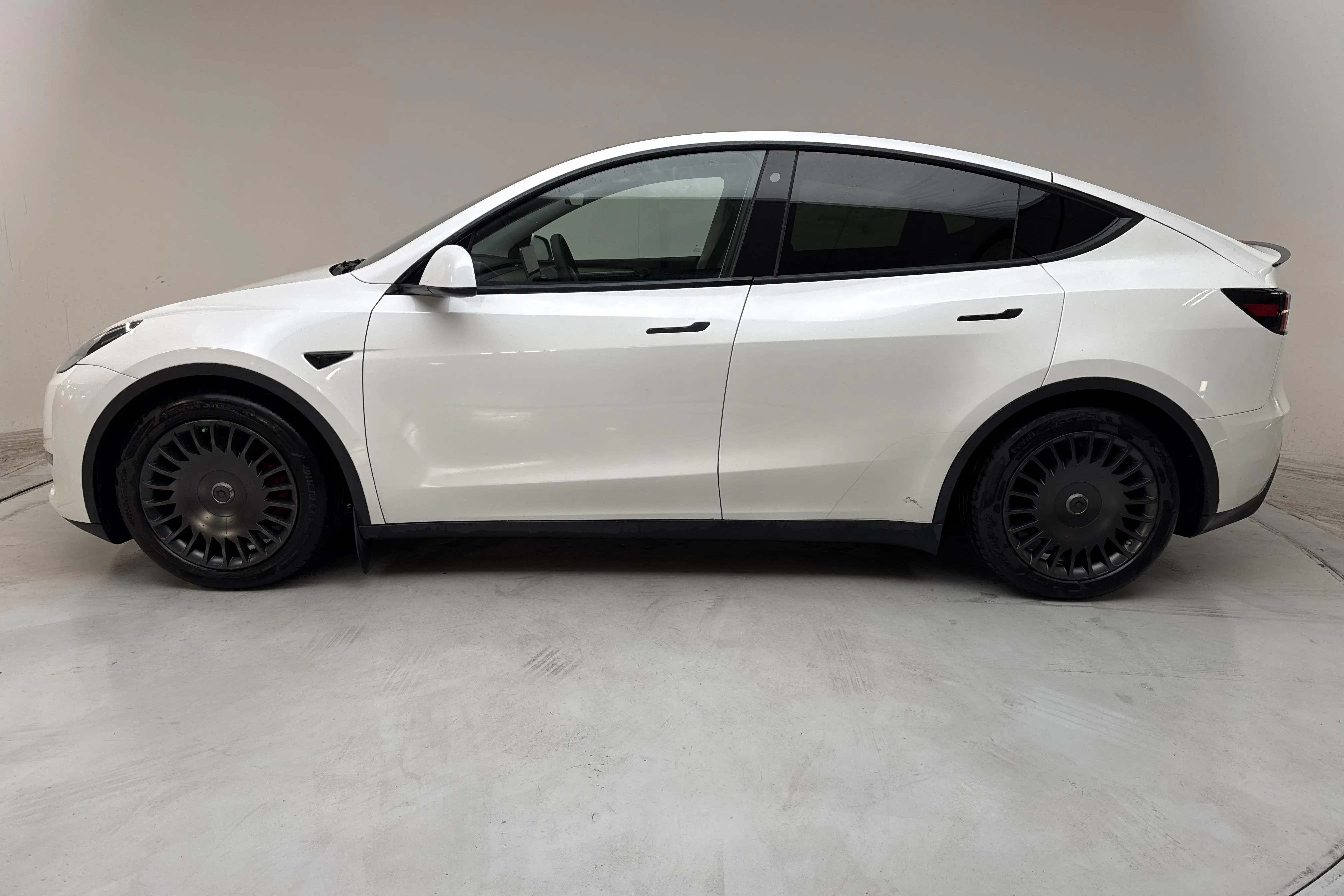 Presentationsfoto 2 av 21: Tesla Model Y Performance Dual Motor AWD - 23 726 mil - Automat - vit - 2023
