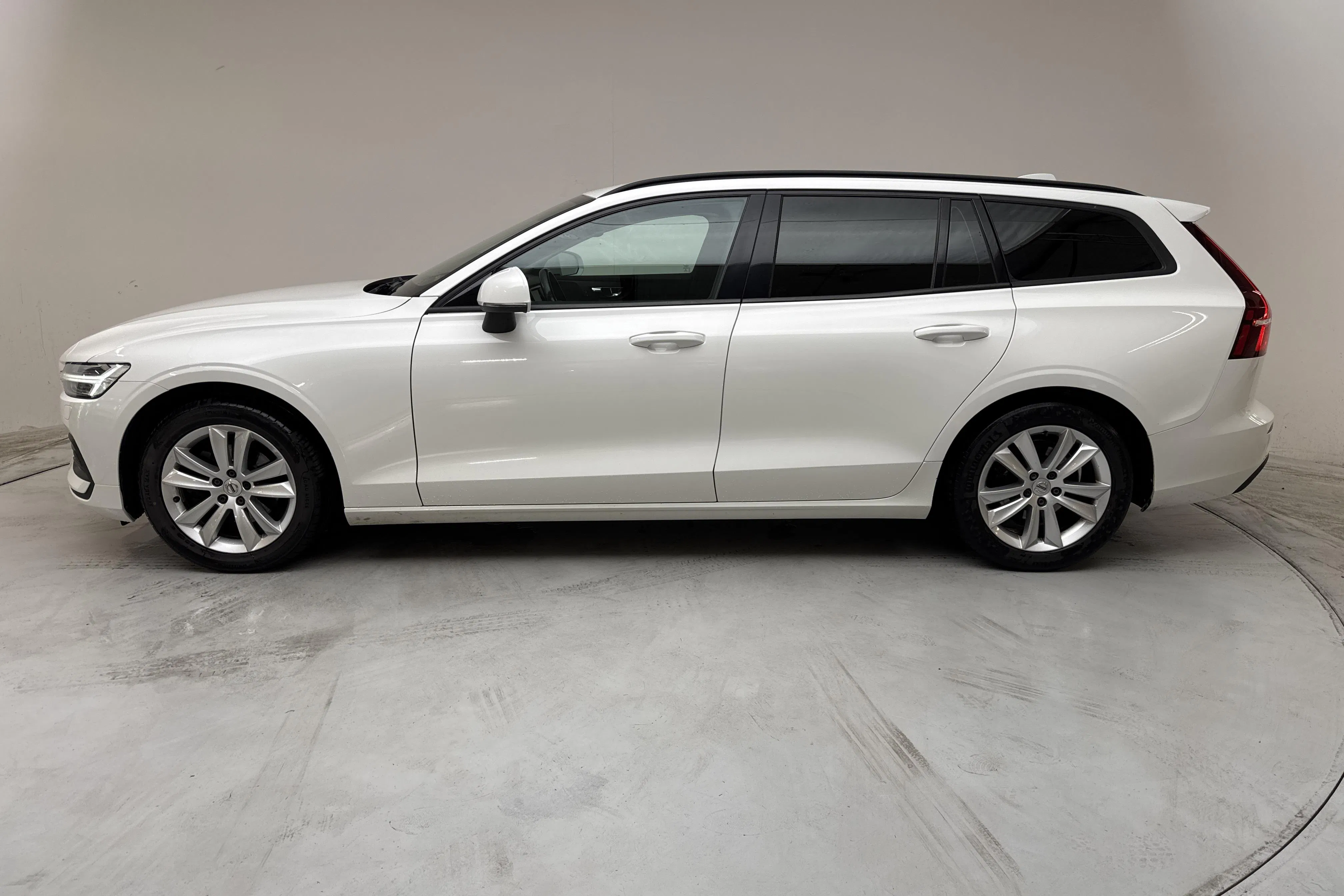 Presentationsfoto 2 av 14: Volvo V60 D4 (190hk) - 20 734 mil - Automat - vit - 2020