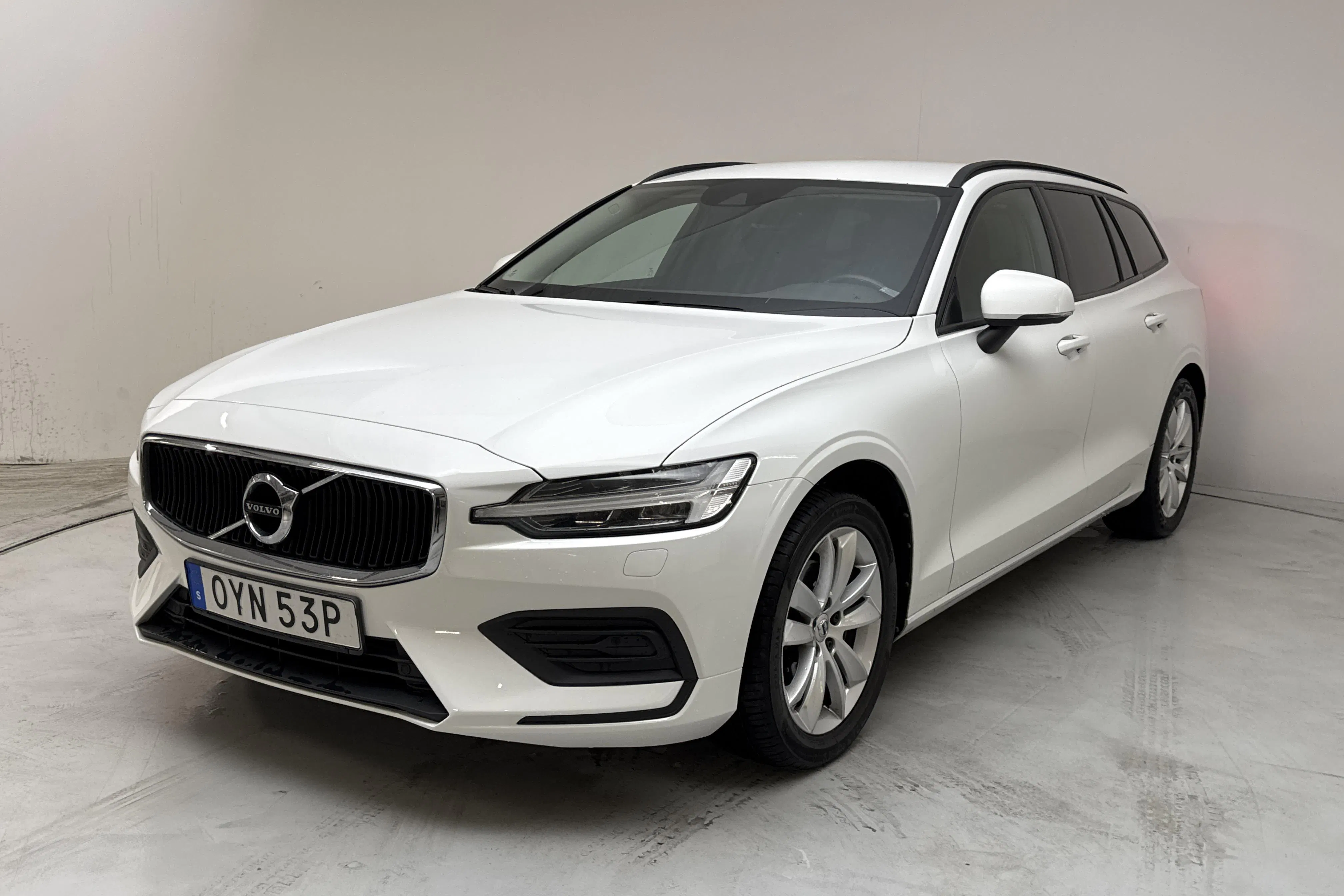 Presentationsfoto 1 av 14: Volvo V60 D4 (190hk) - 20 734 mil - Automat - vit - 2020