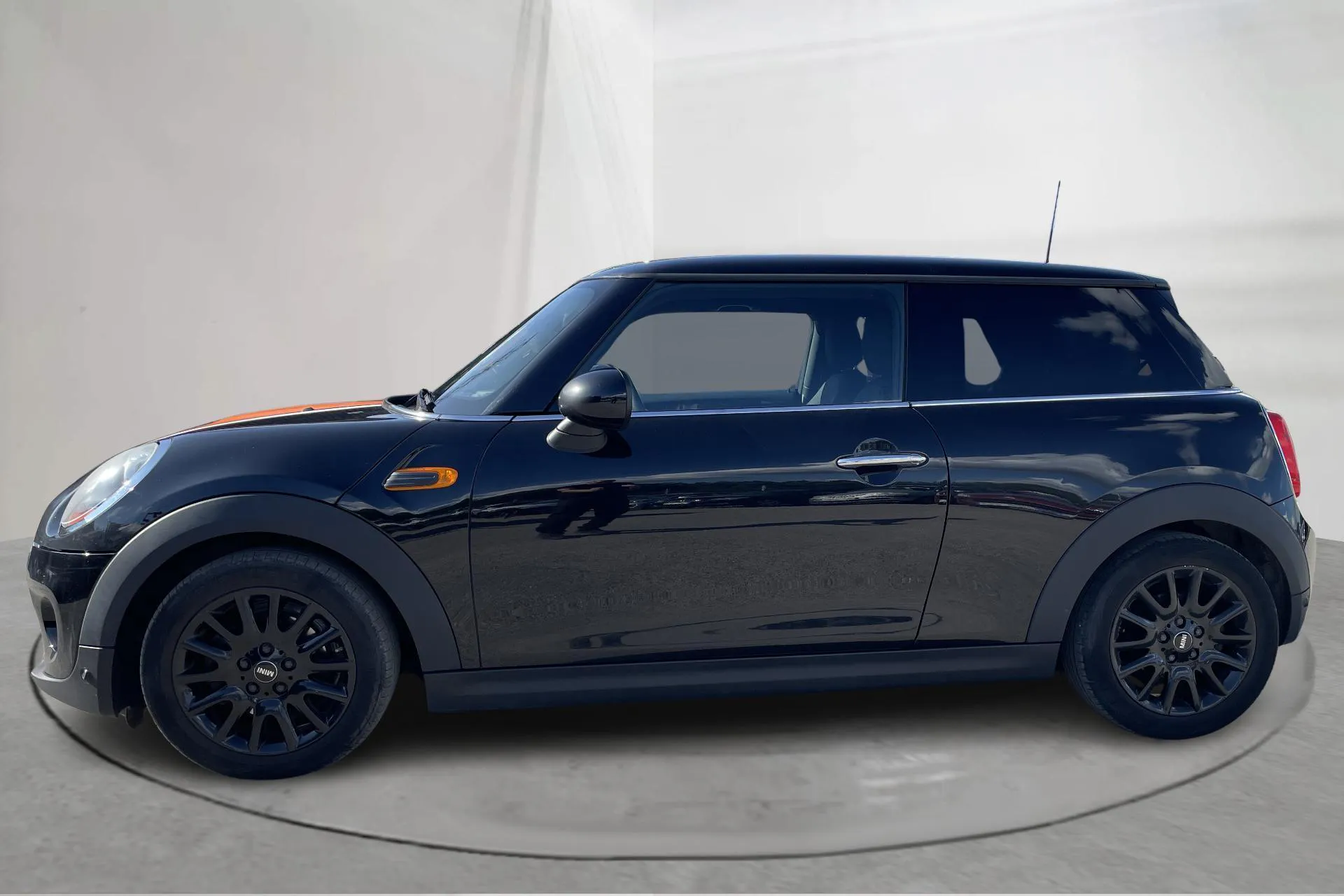 Presentationsfoto 2 av 18: MINI Cooper D 3dr (116hk) - 16 503 mil - Manuell - svart - 2017