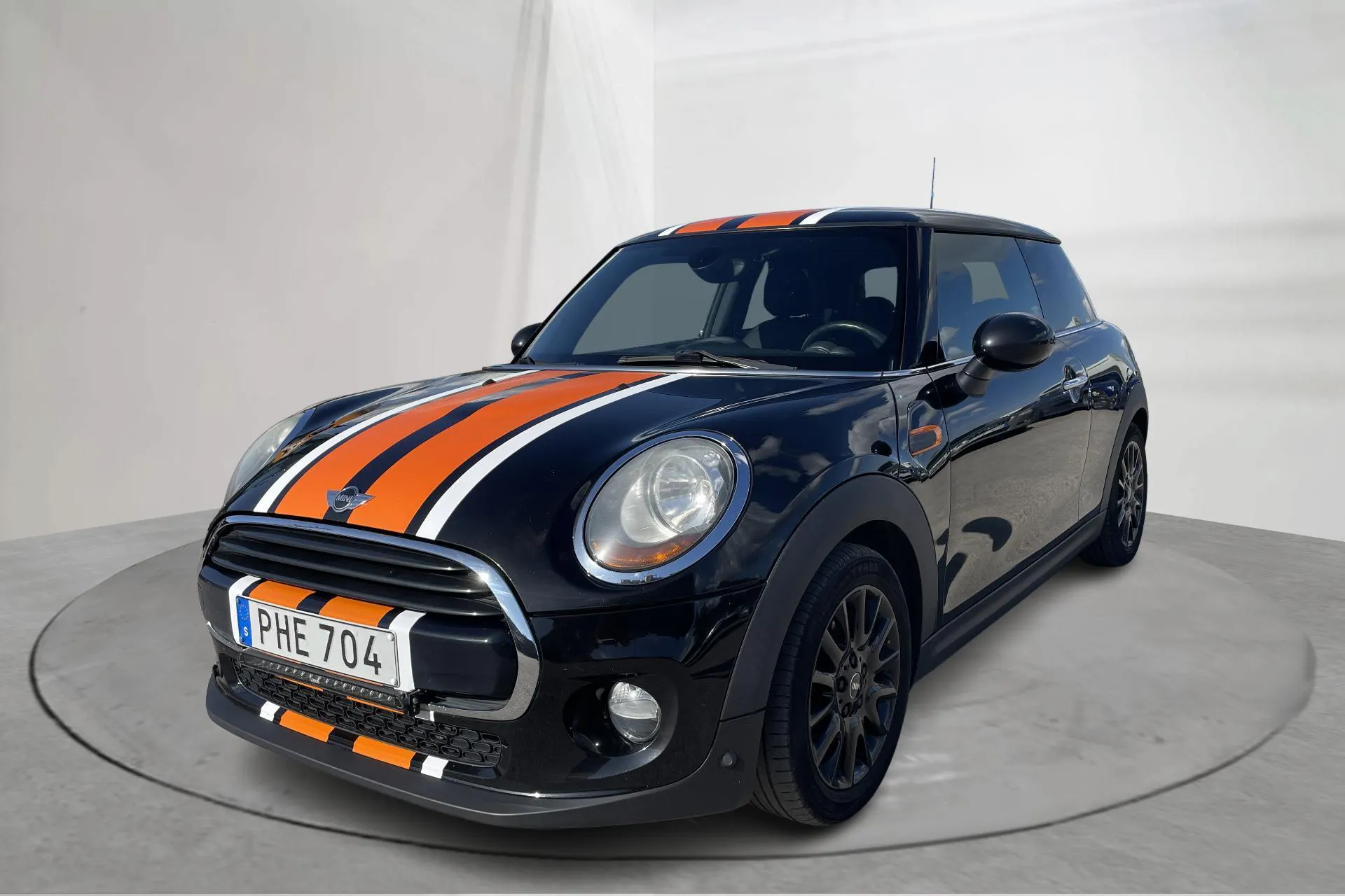 Presentationsfoto 1 av 18: MINI Cooper D 3dr (116hk) - 16 503 mil - Manuell - svart - 2017