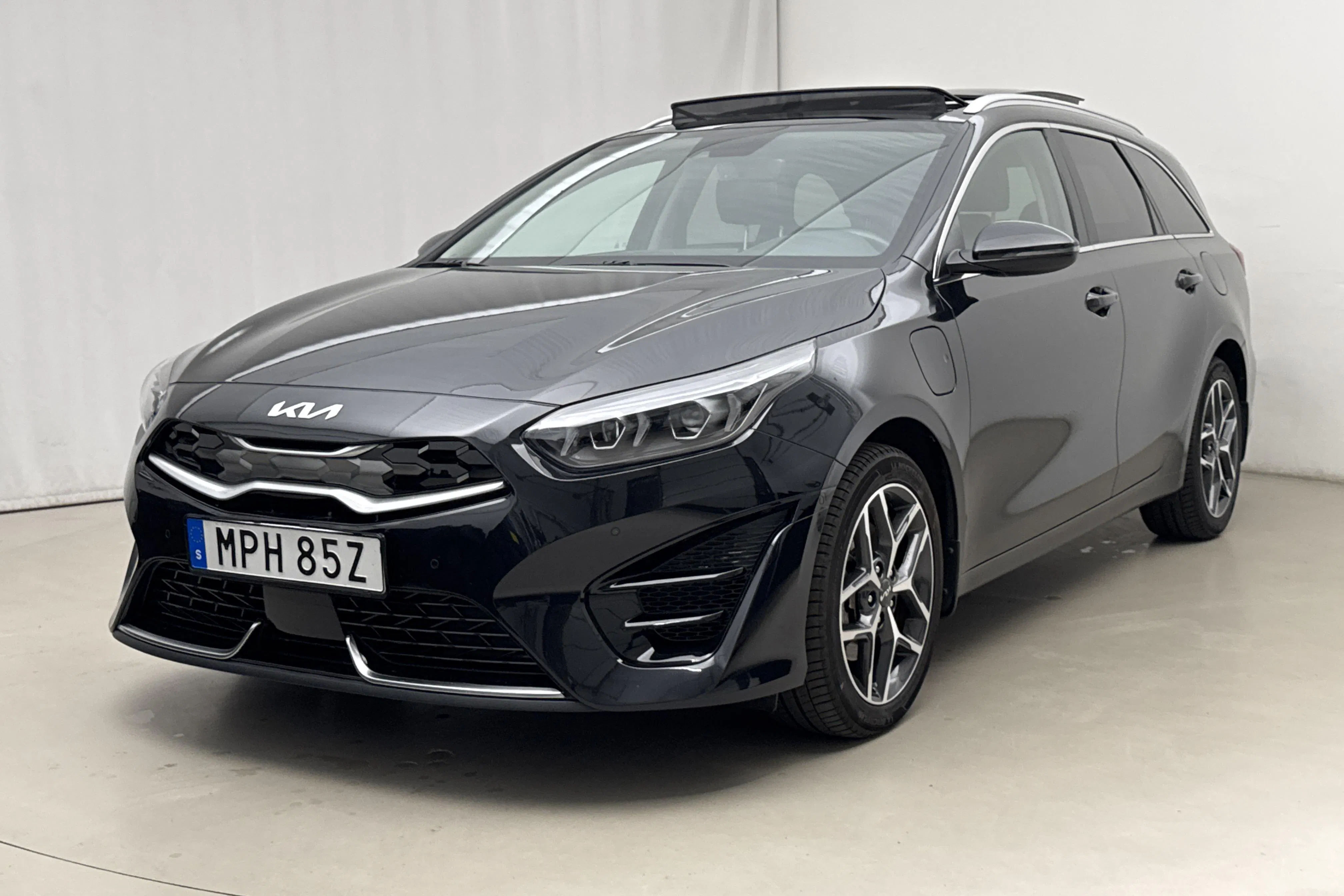 Presentation photo 1 of 24: KIA Ceed 1.6 Plug-in Hybrid SW (141hk) - 28 560 km - Automatic - black - 2024