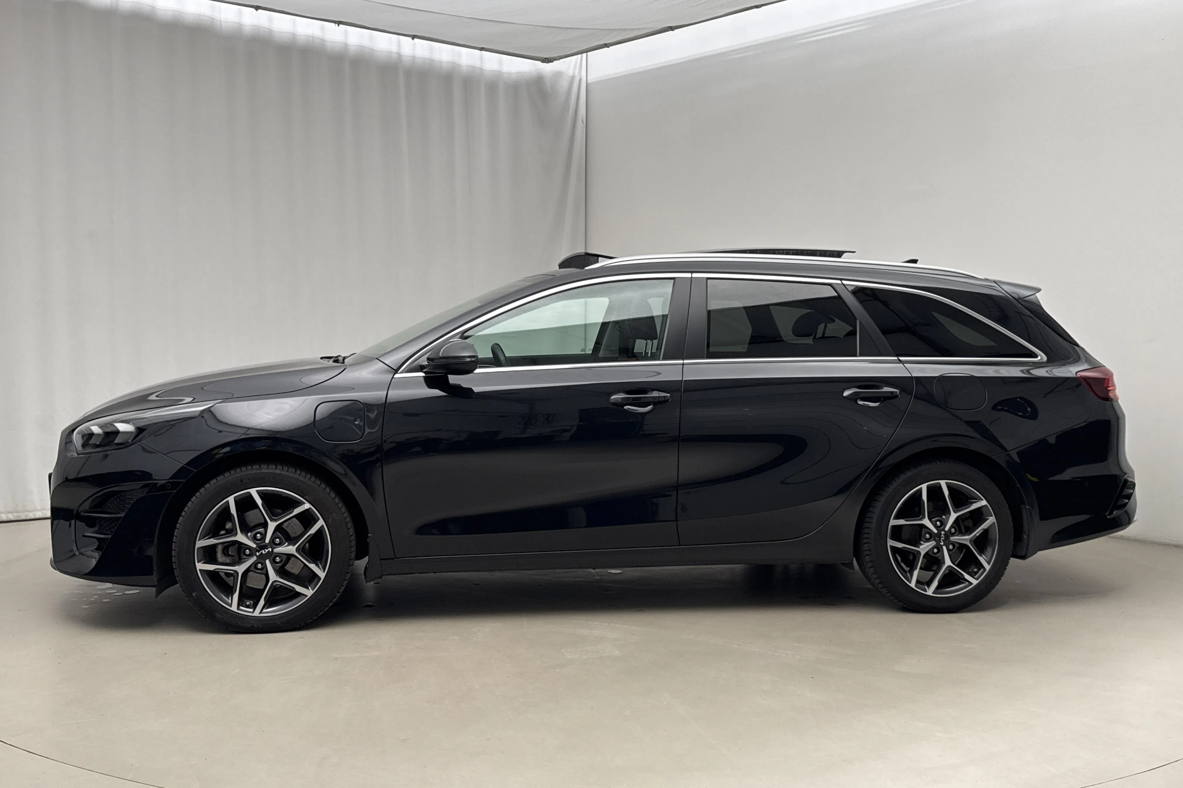 Presentation photo 2 of 24: KIA Ceed 1.6 Plug-in Hybrid SW (141hk) - 28 560 km - Automatic - black - 2024