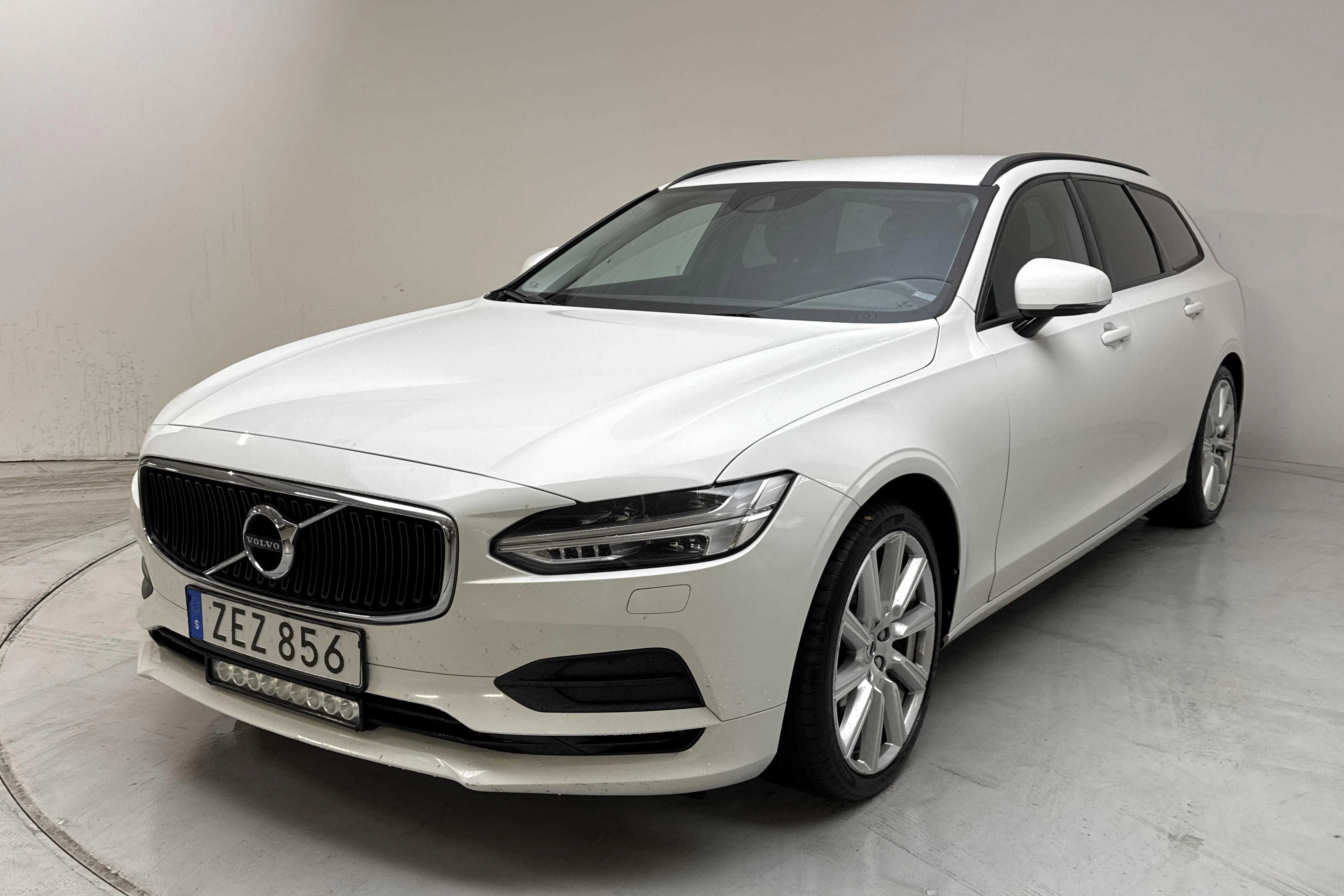 Presentation photo 1 of 15: Volvo V90 D3 AWD (150hk) - 254 370 km - Automatic - white - 2018