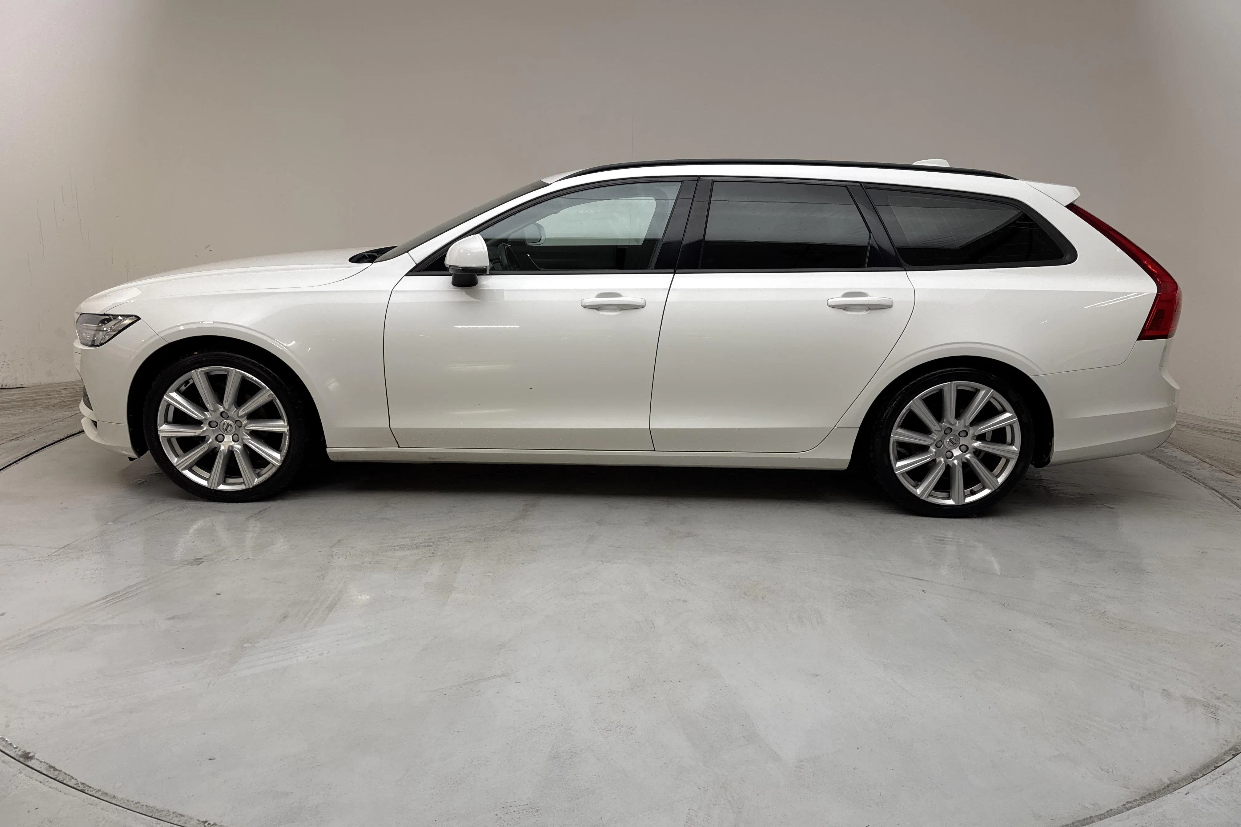 Presentation photo 2 of 15: Volvo V90 D3 AWD (150hk) - 254 370 km - Automatic - white - 2018