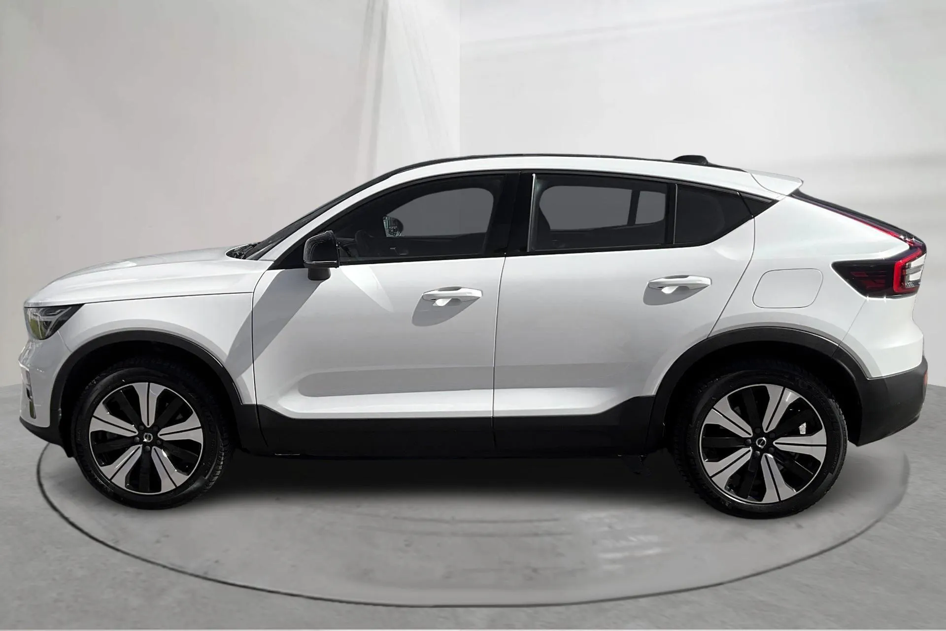 Presentationsfoto 2 av 18: Volvo C40 Recharge Twin (408hk) - 9 478 mil - Automat - vit - 2023