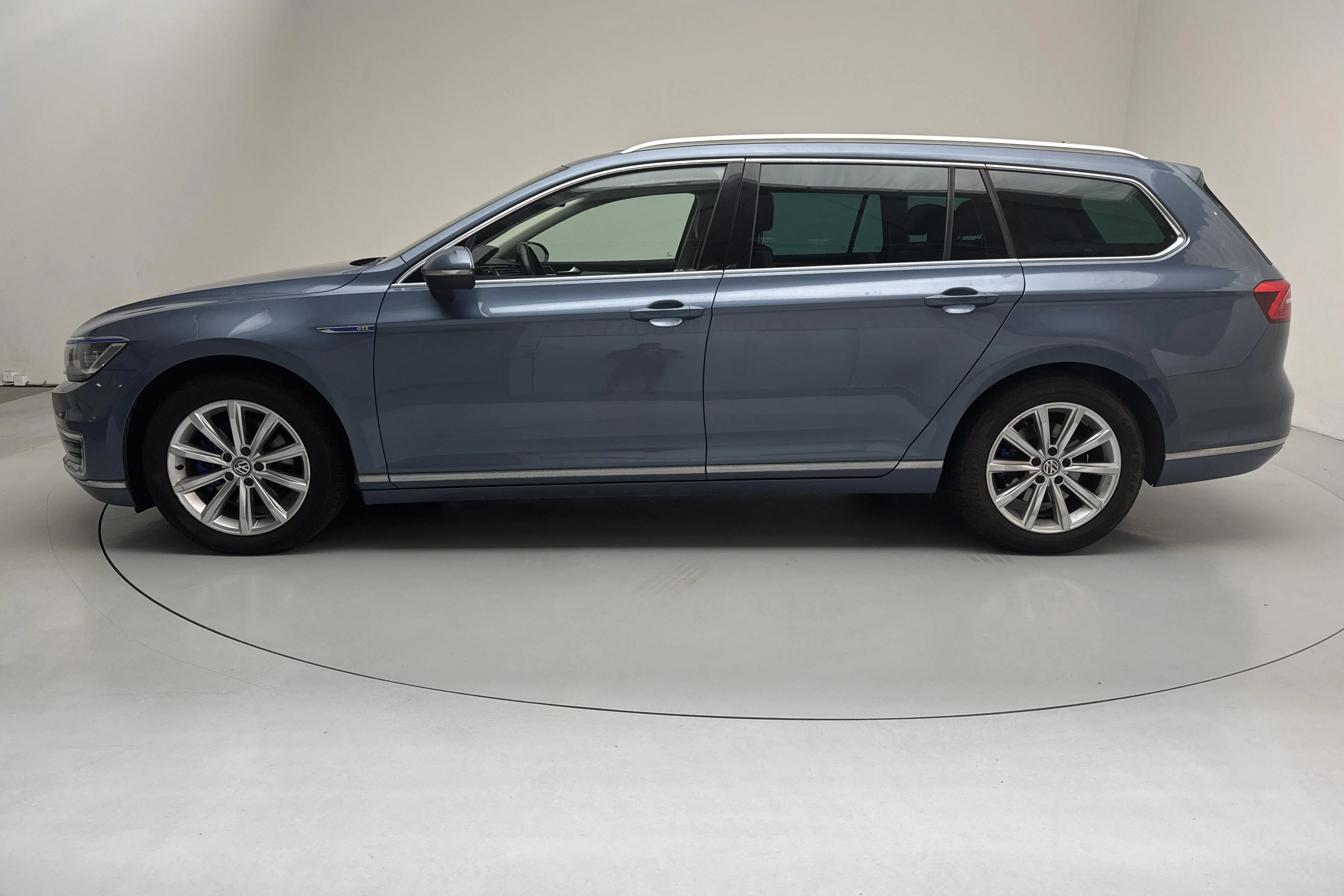 Presentation photo 2 of 18: VW Passat 1.4 Plug-in-Hybrid Sportscombi (218hk) - 250 320 km - Automatic - blue - 2016