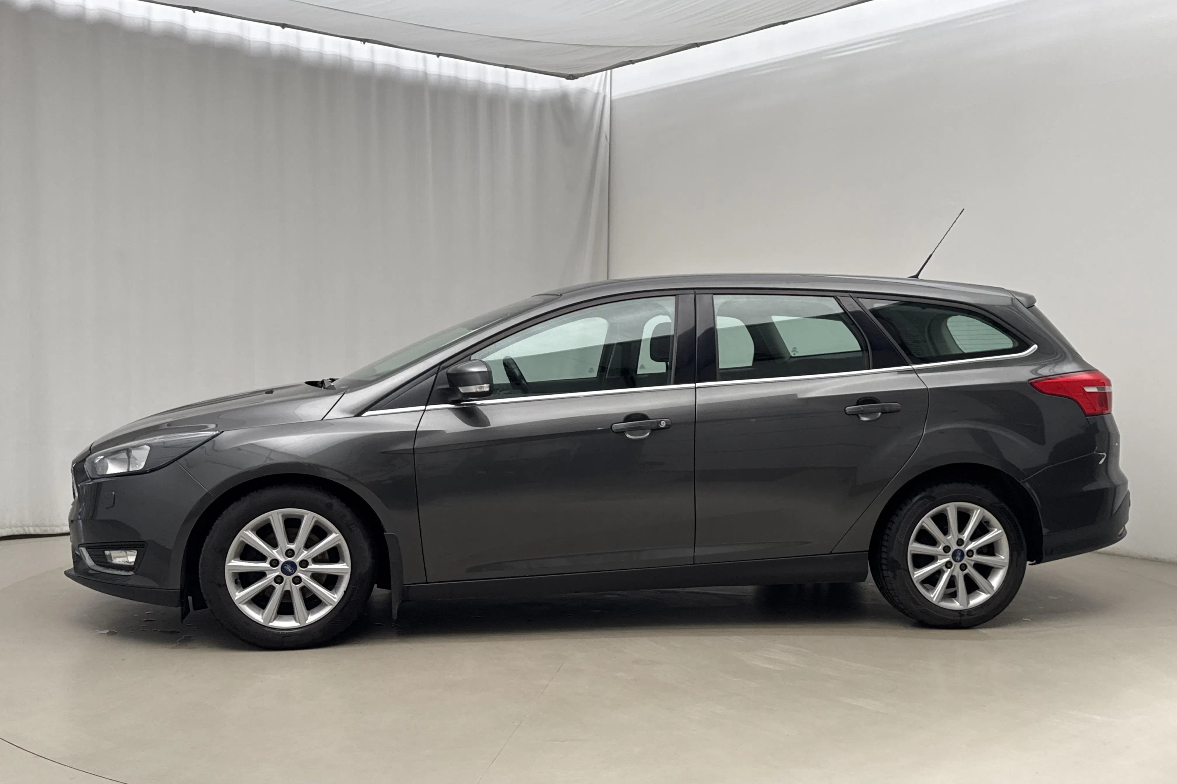 Presentationsfoto 2 av 15: Ford Focus 1.0 EcoBoost Kombi (125hk) - 11 591 mil - Manuell - grå - 2017