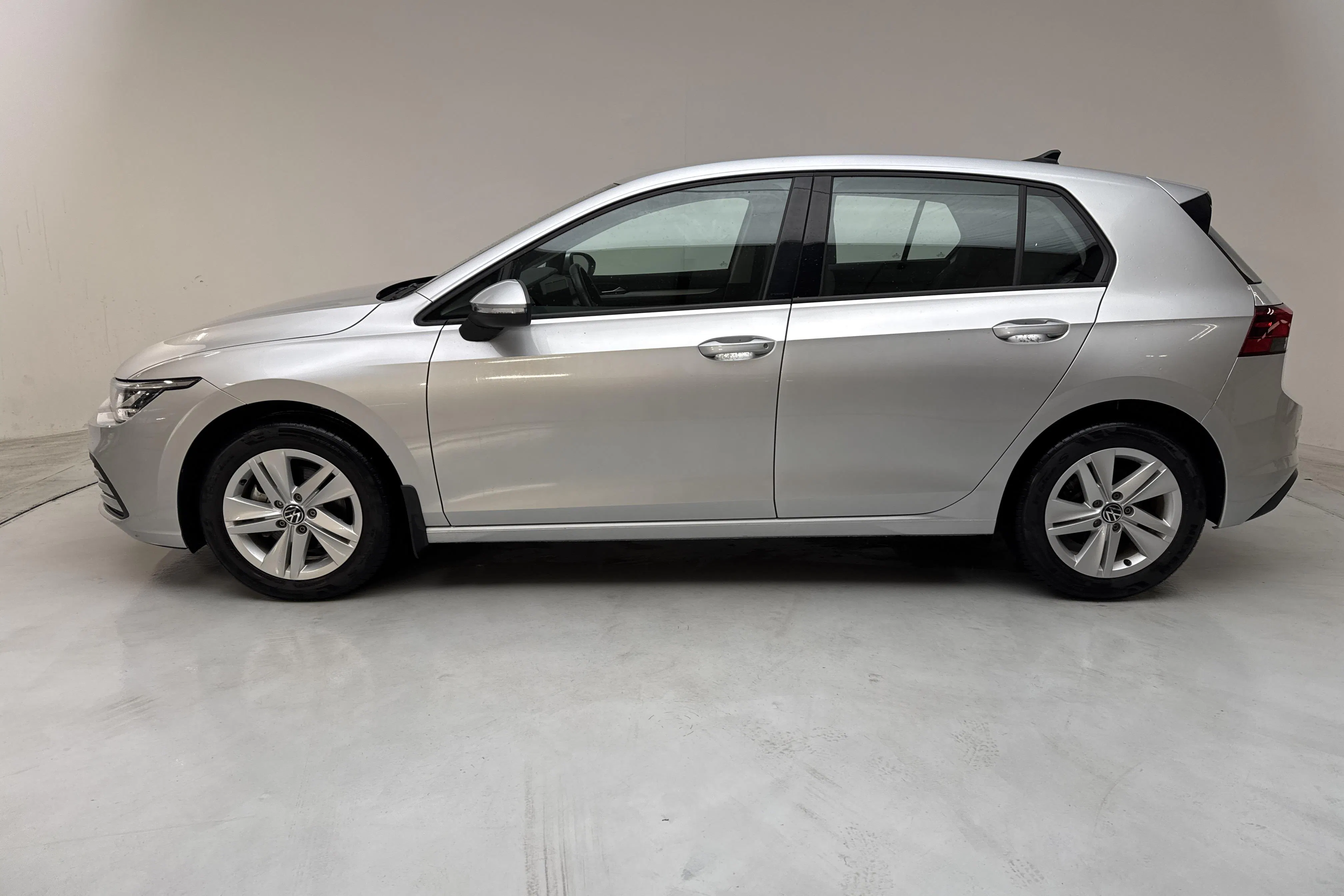 Presentation photo 2 of 13: VW Golf VIII 1.0 TSI 5dr (110hk) - 9 640 km - Automatic - silver - 2021