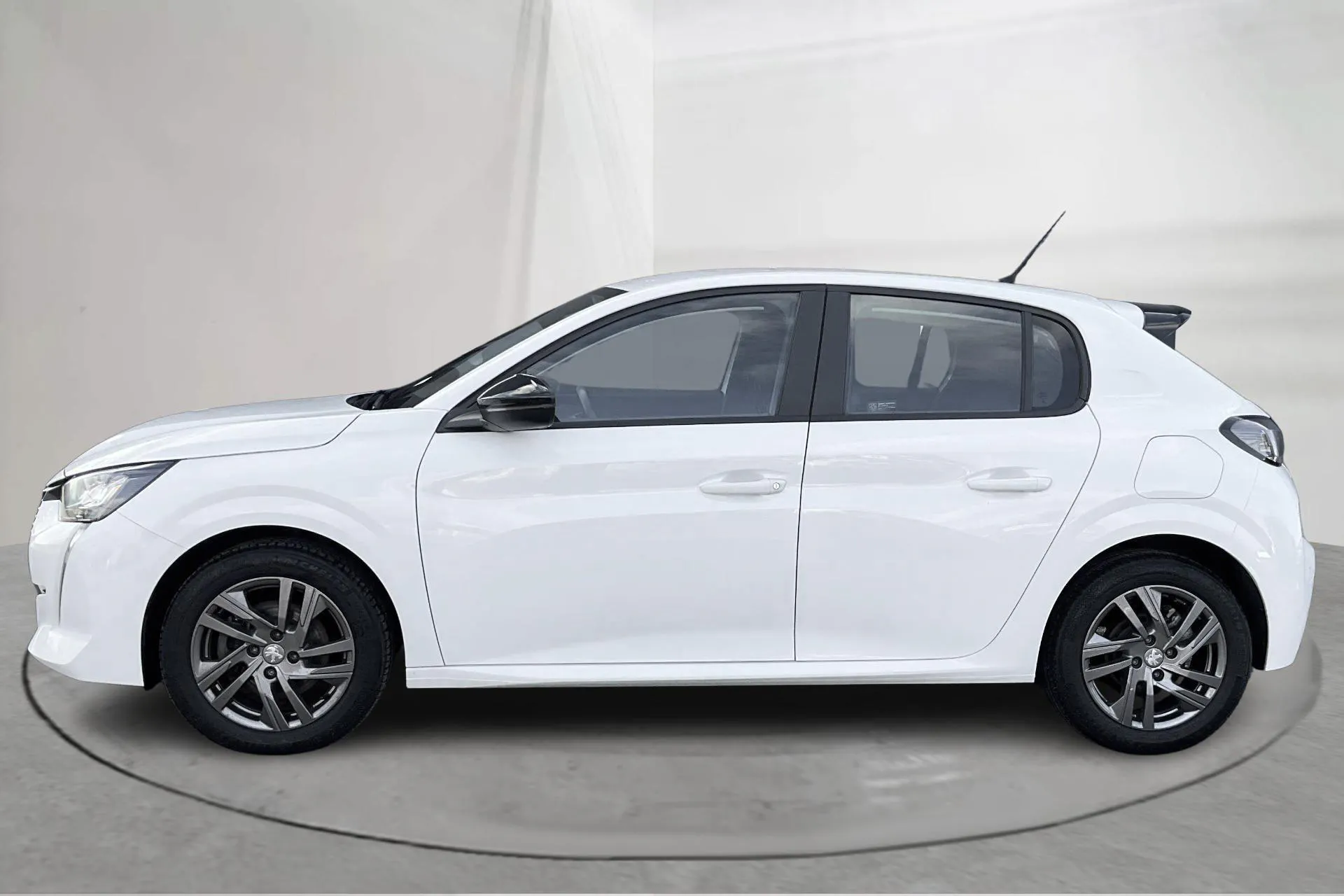 Presentationsfoto 2 av 13: Peugeot 208 1.2 PureTech 5dr (100hk) - 6 849 mil - Automat - vit - 2022