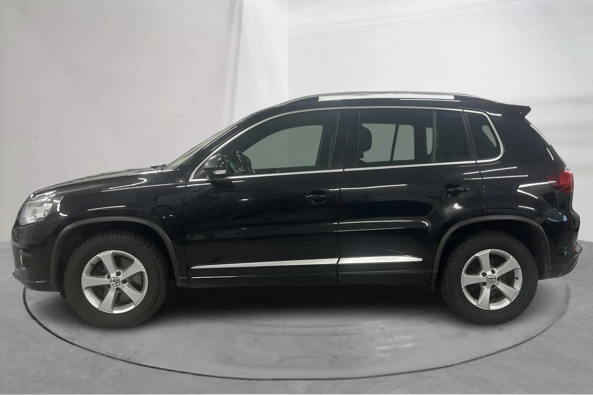 Presentationsfoto 2 av 24: VW Tiguan 2.0 TDI 4MOTION BlueMotion Technology (184hk) - 29 670 mil - Automat - svart - 2016