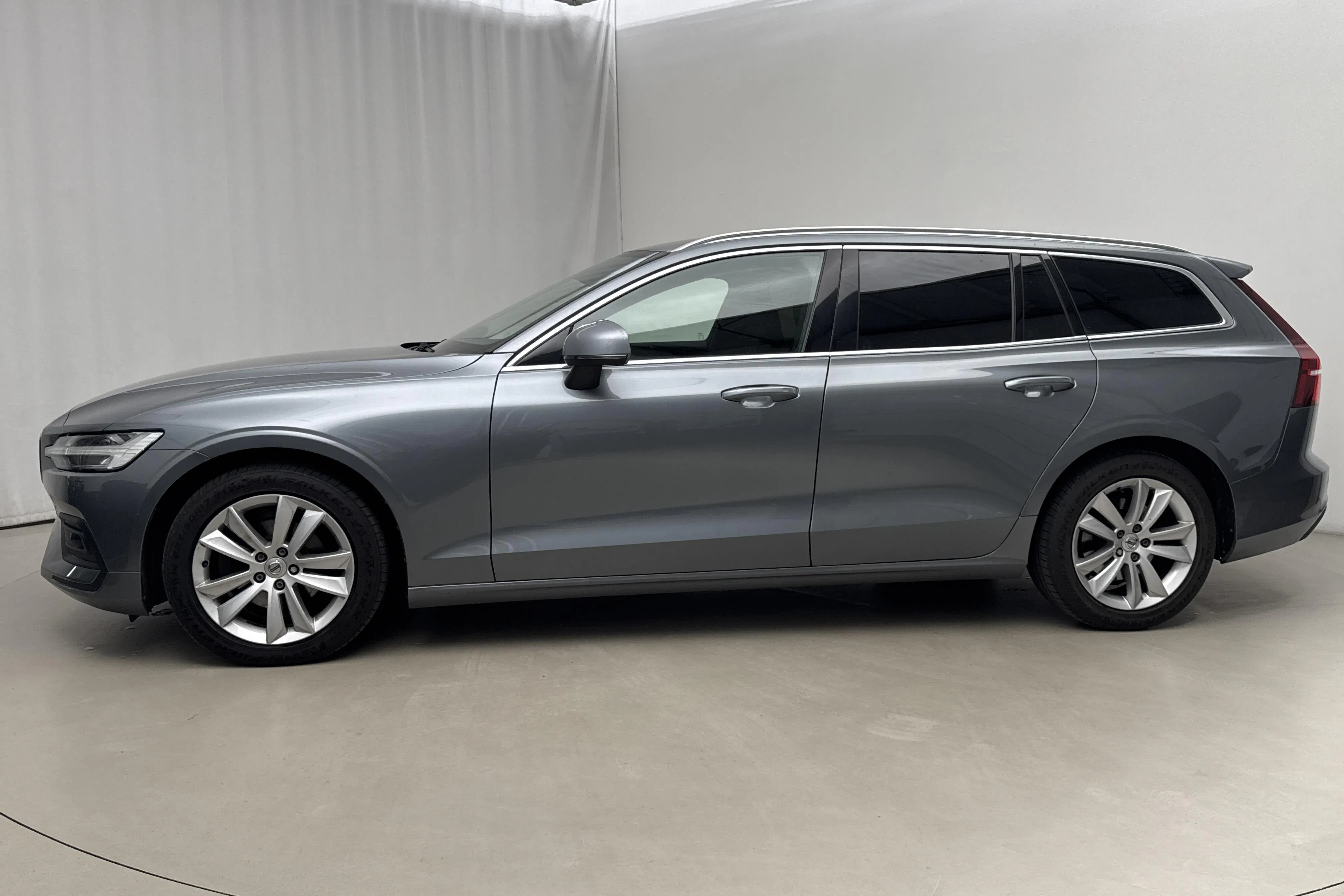 Presentation photo 2 of 19: Volvo V60 B4 Mildhybrid, Diesel (197hk) - 117 540 km - Automatic - gray - 2021