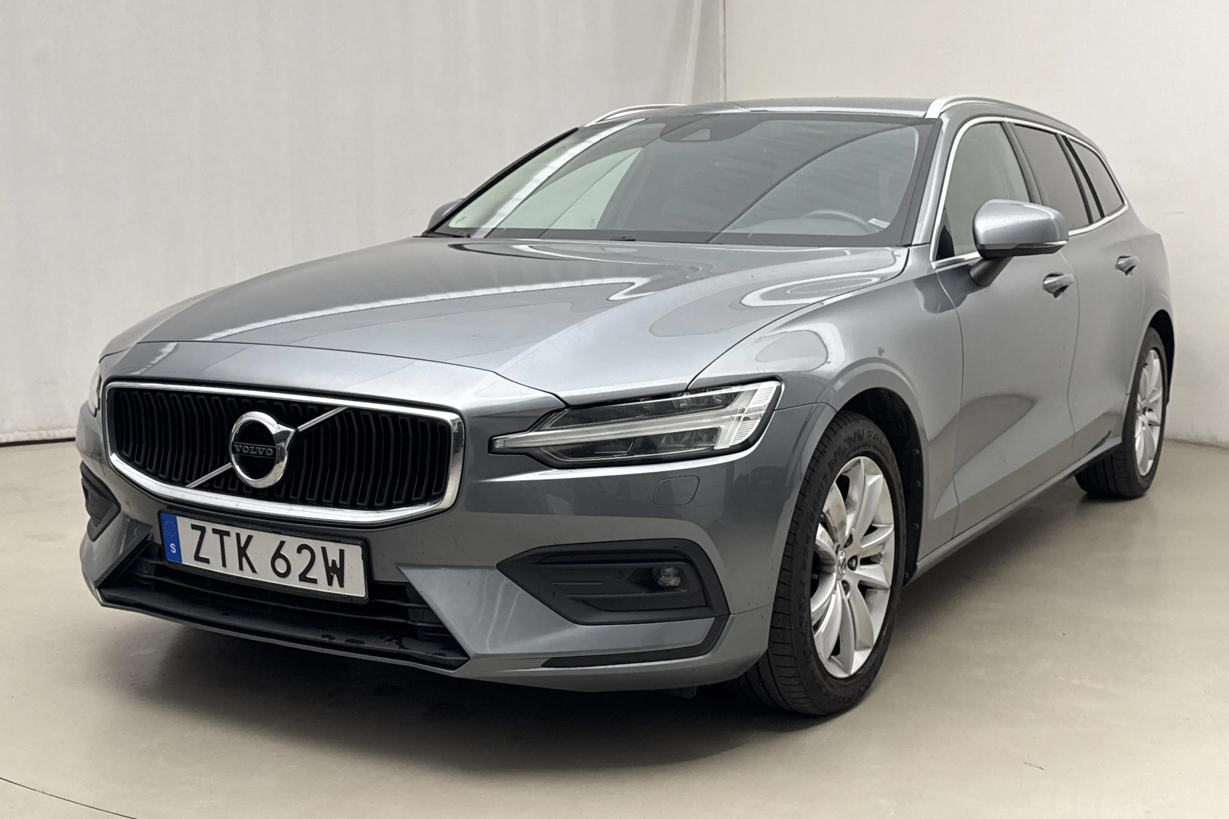 Presentation photo 1 of 19: Volvo V60 B4 Mildhybrid, Diesel (197hk) - 117 540 km - Automatic - gray - 2021