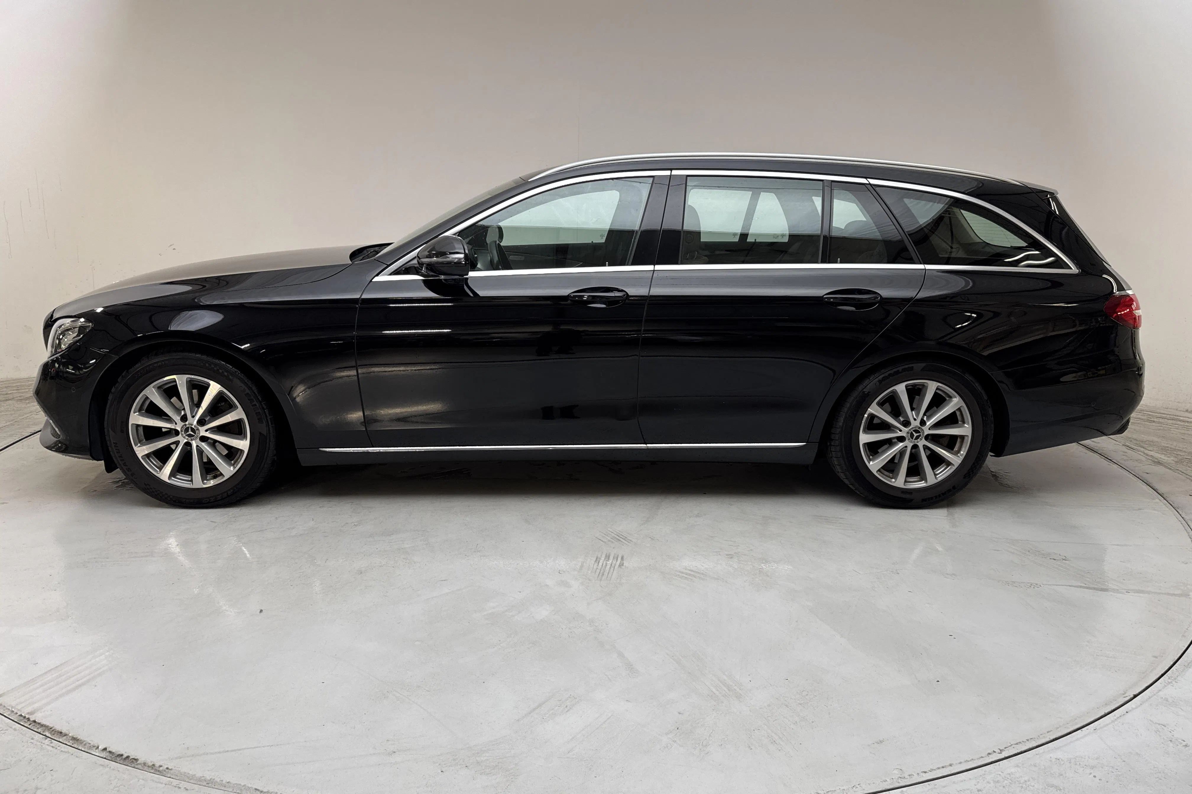 Presentationsfoto 2 av 14: Mercedes E 200 d Kombi S213 (150hk) - 13 417 mil - Automat - svart - 2019