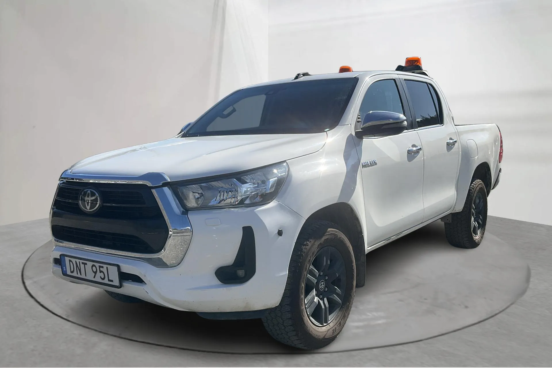 Presentationsfoto 1 av 14: Toyota Hilux 2.4 D 4WD (150hk) - 3 408 mil - Automat - vit - 2021