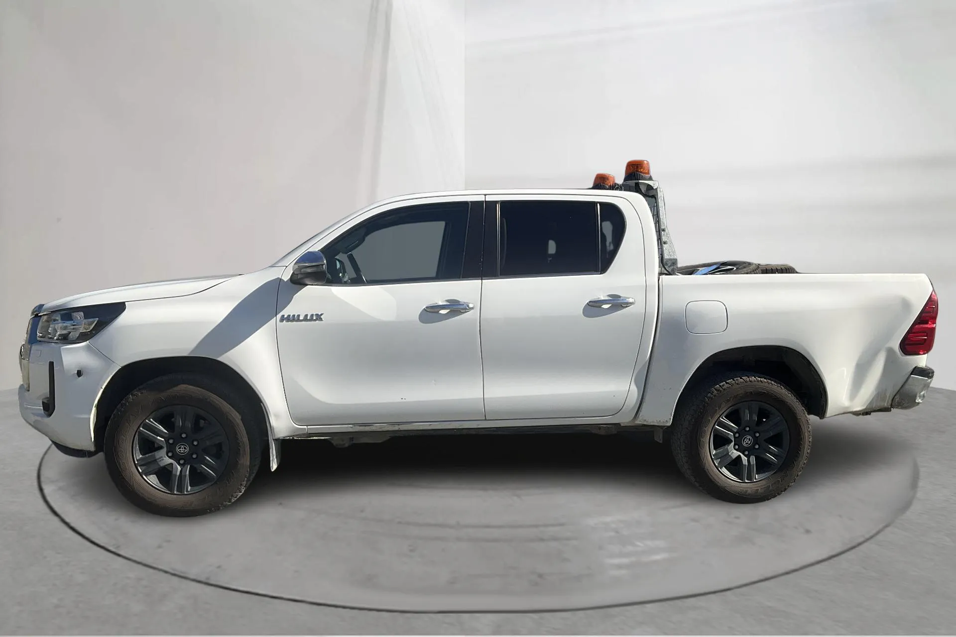 Presentationsfoto 2 av 14: Toyota Hilux 2.4 D 4WD (150hk) - 3 408 mil - Automat - vit - 2021
