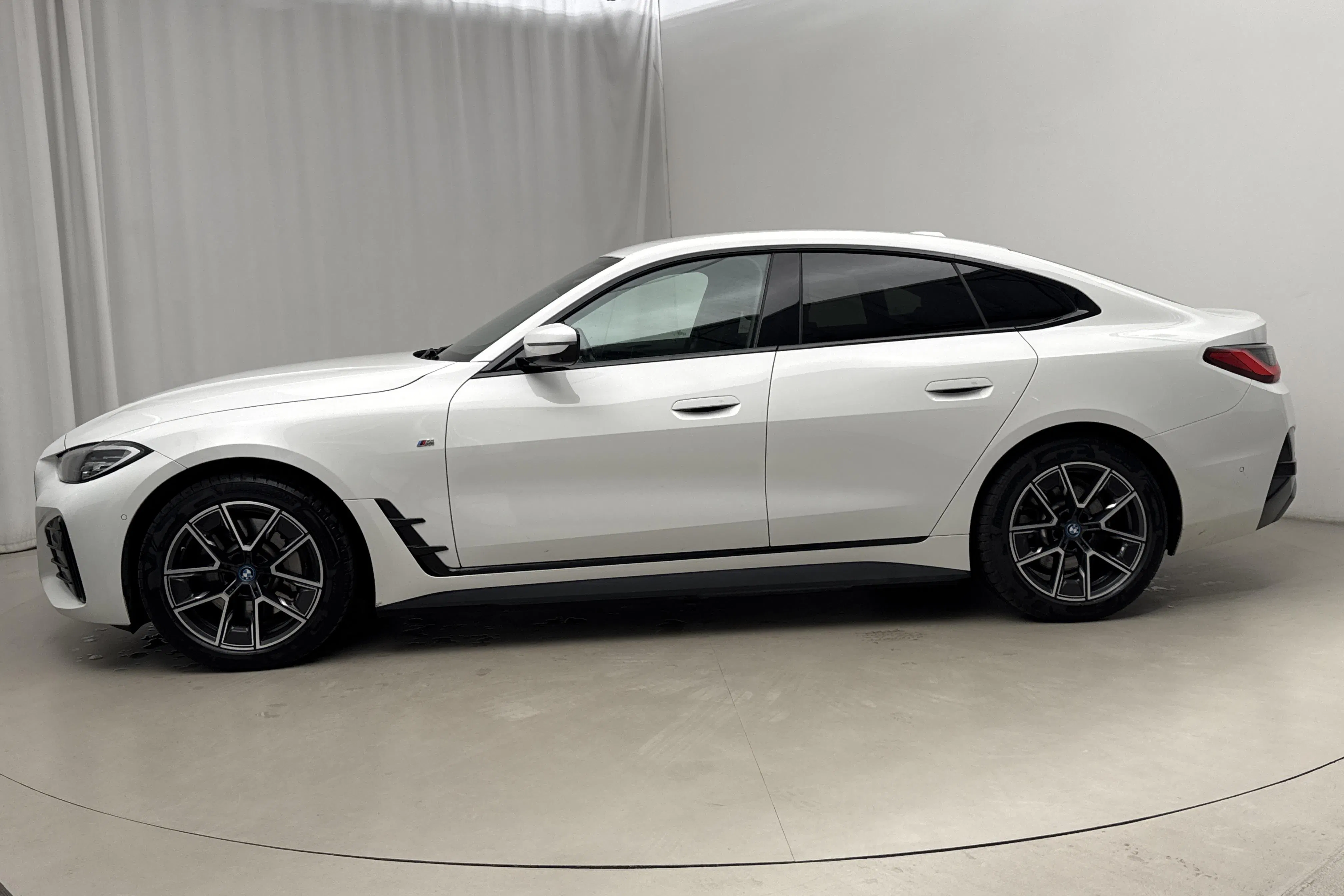 Presentation photo 2 of 25: BMW i4 eDrive40, G26 (340hk) - 111 580 km - Automatic - white - 2024