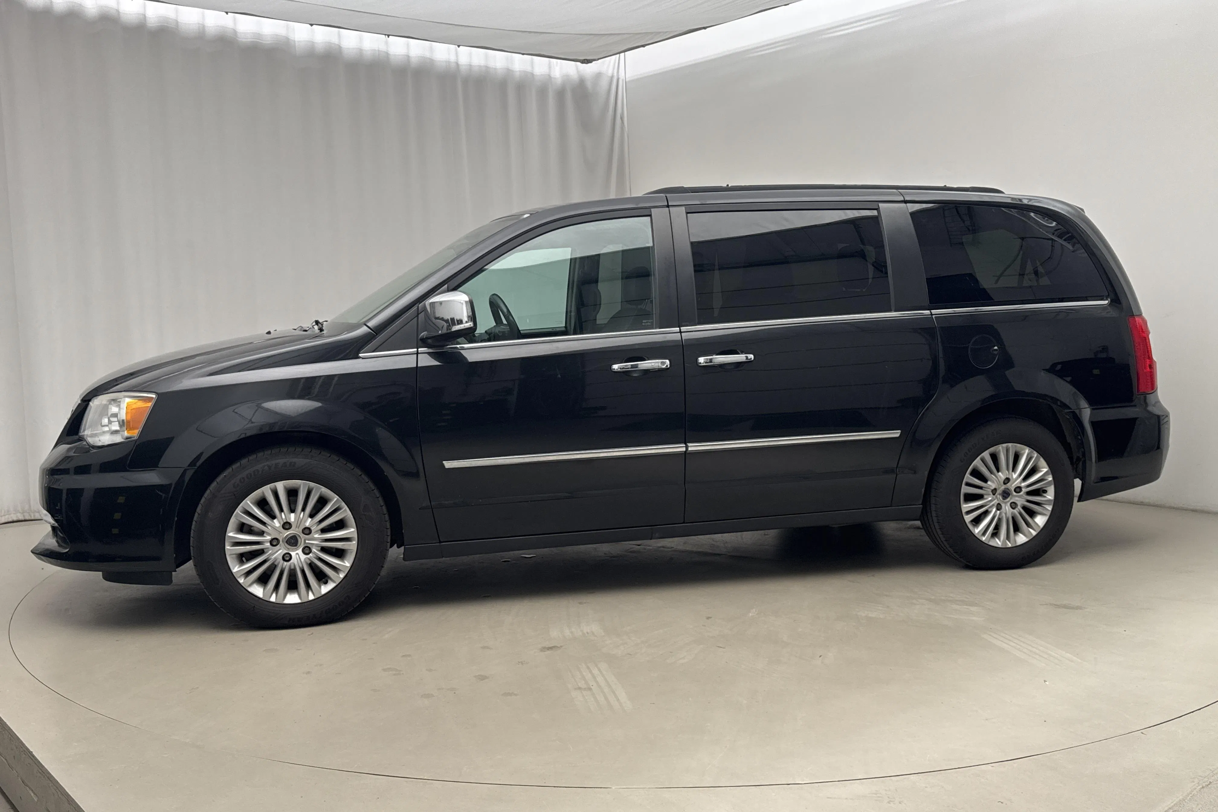 Presentation photo 2 of 21: Lancia Lancia Voyager 3.6 V6 (283hk) - 145 320 km - Automatic - black - 2012