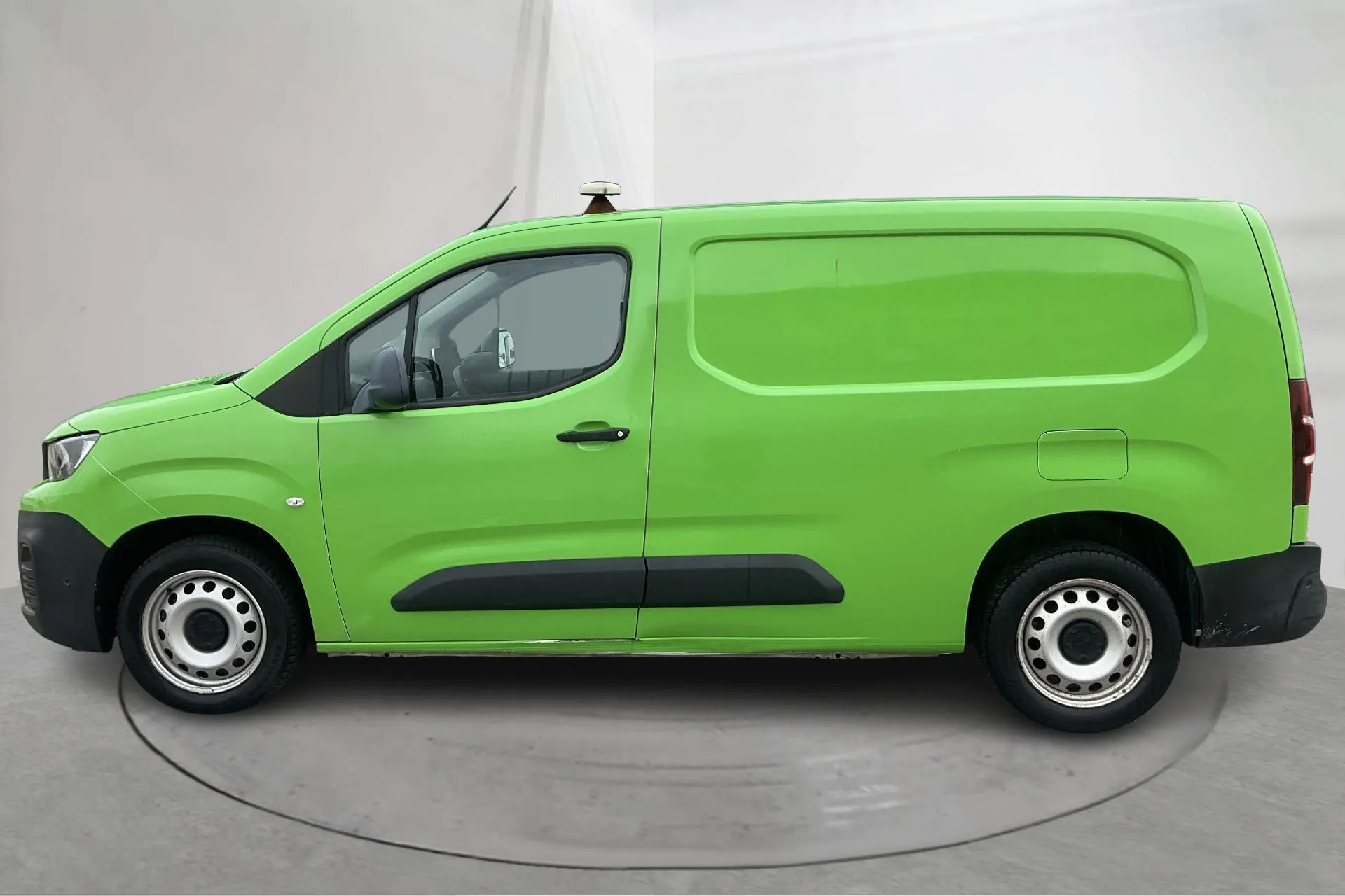 Presentation photo 2 of 16: Peugeot Partner 1.5 HDI Skåp (130hk) - 8 125 Scandinavian mile - Automatic - green - 2019