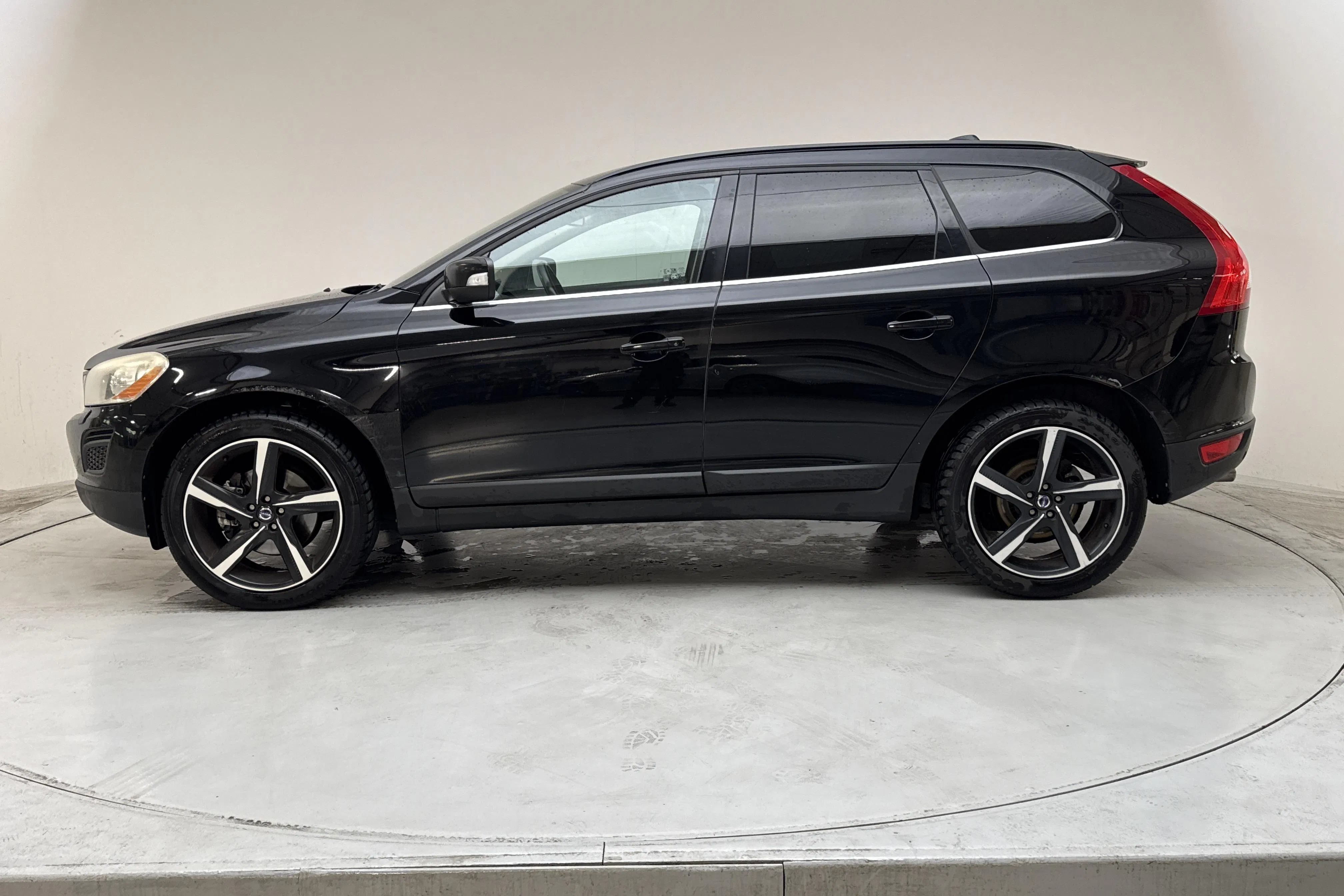 Presentationsfoto 2 av 12: Volvo XC60 D3 2WD (163hk) - 28 740 mil - Manuell - svart - 2012