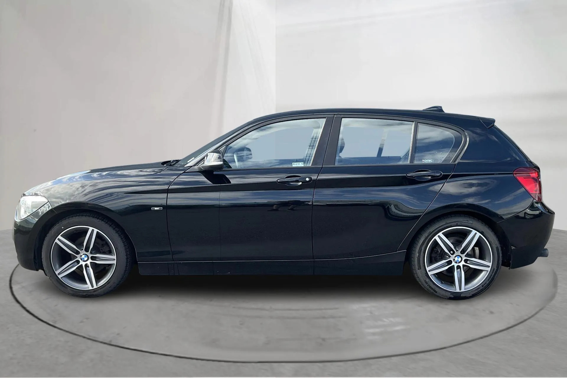 Presentationsfoto 2 av 14: BMW 118d 5dr, F20 (143hk) - 16 549 mil - Manuell - svart - 2012