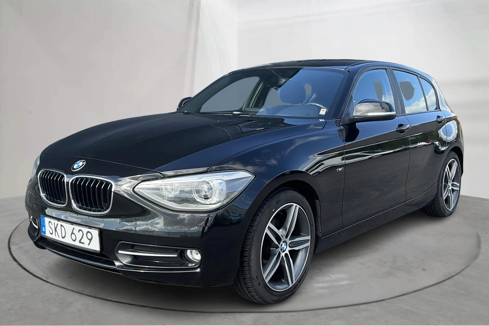 Presentationsfoto 1 av 14: BMW 118d 5dr, F20 (143hk) - 16 549 mil - Manuell - svart - 2012