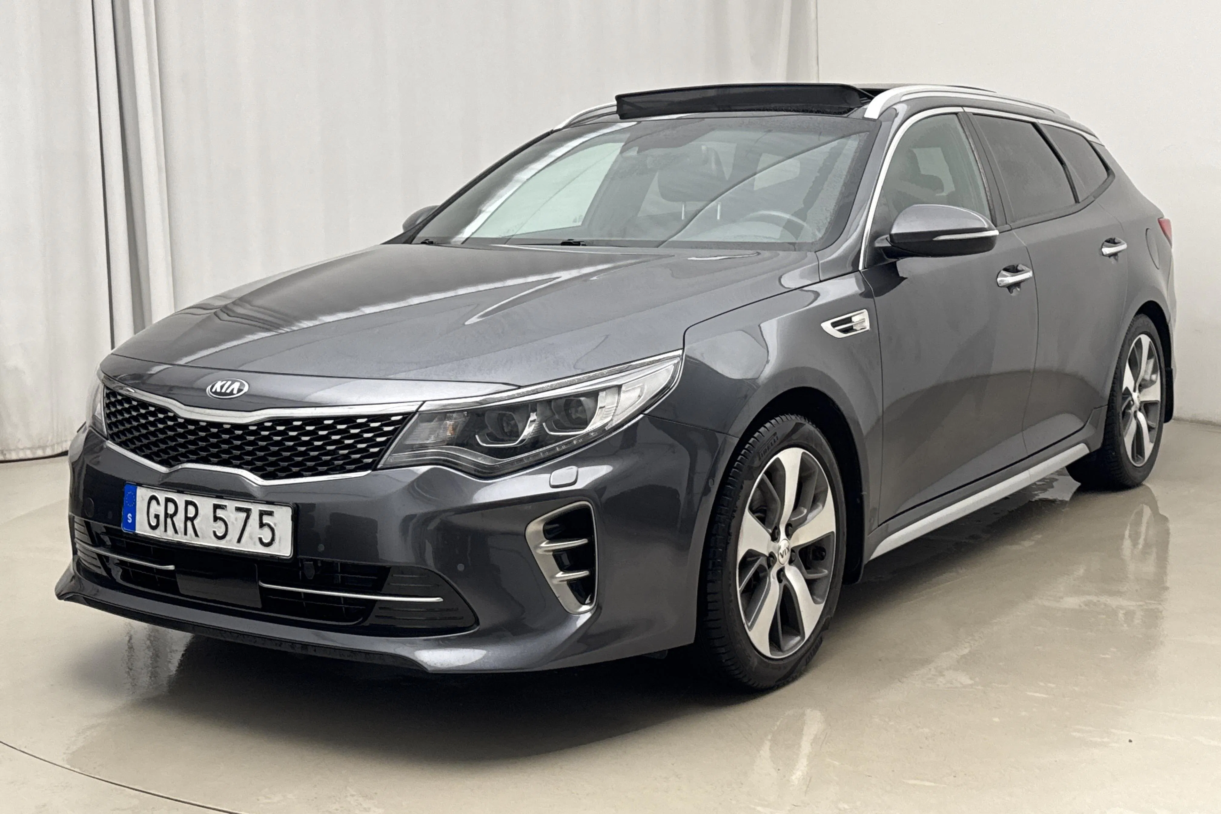 Presentation photo 1 of 22: KIA Optima 1.7 CRDi SW (141hk) - 16 479 Scandinavian mile - Automatic - gray - 2017