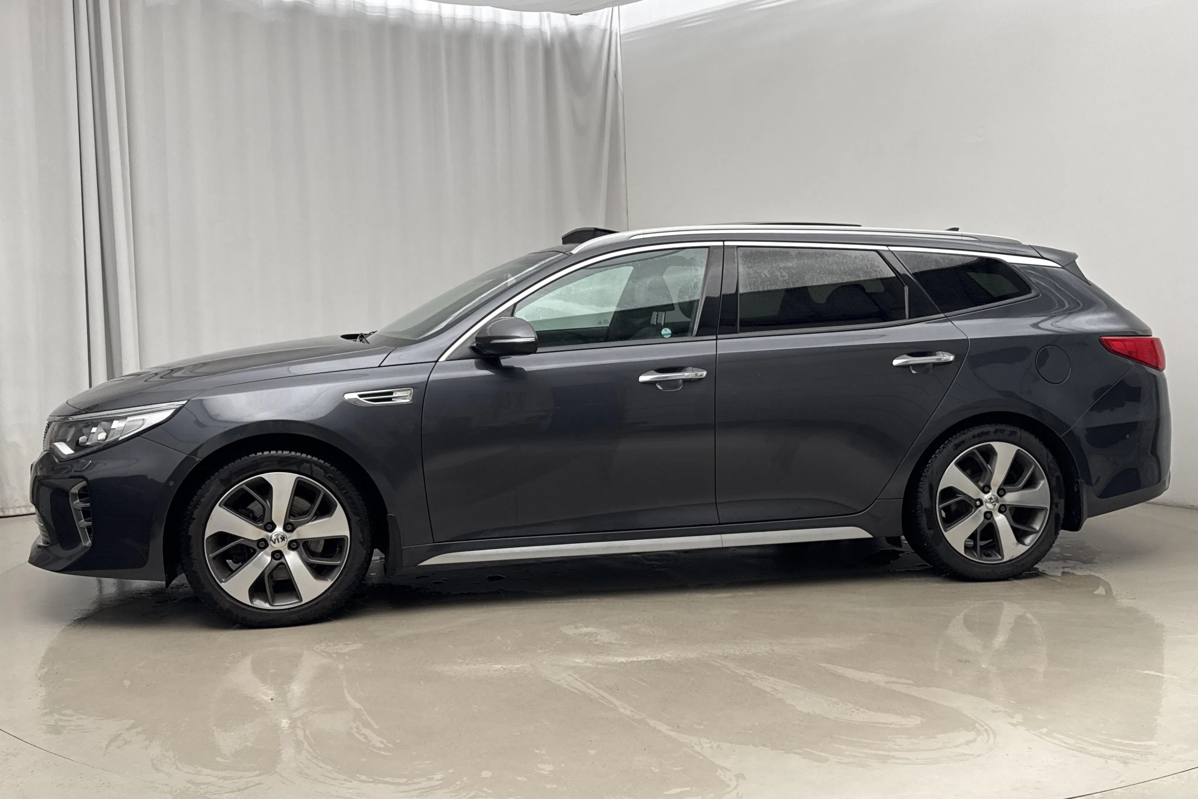 Presentation photo 2 of 22: KIA Optima 1.7 CRDi SW (141hk) - 16 479 Scandinavian mile - Automatic - gray - 2017