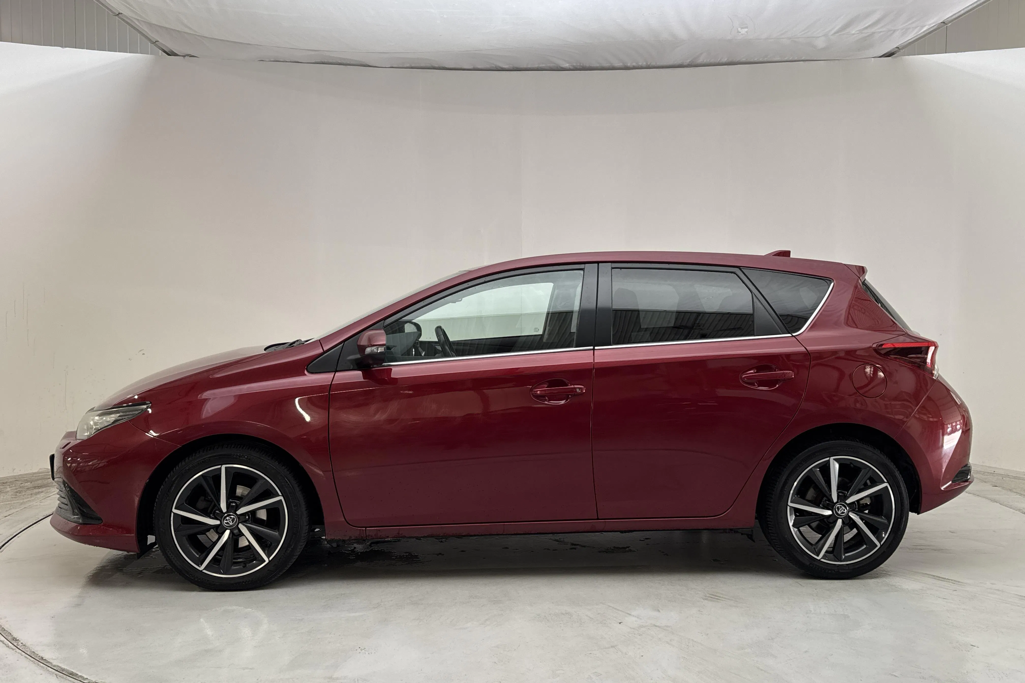 Presentation photo 2 of 14: Toyota Auris 1.2T 5dr (116hk) - 285 790 km - Manual - red - 2018