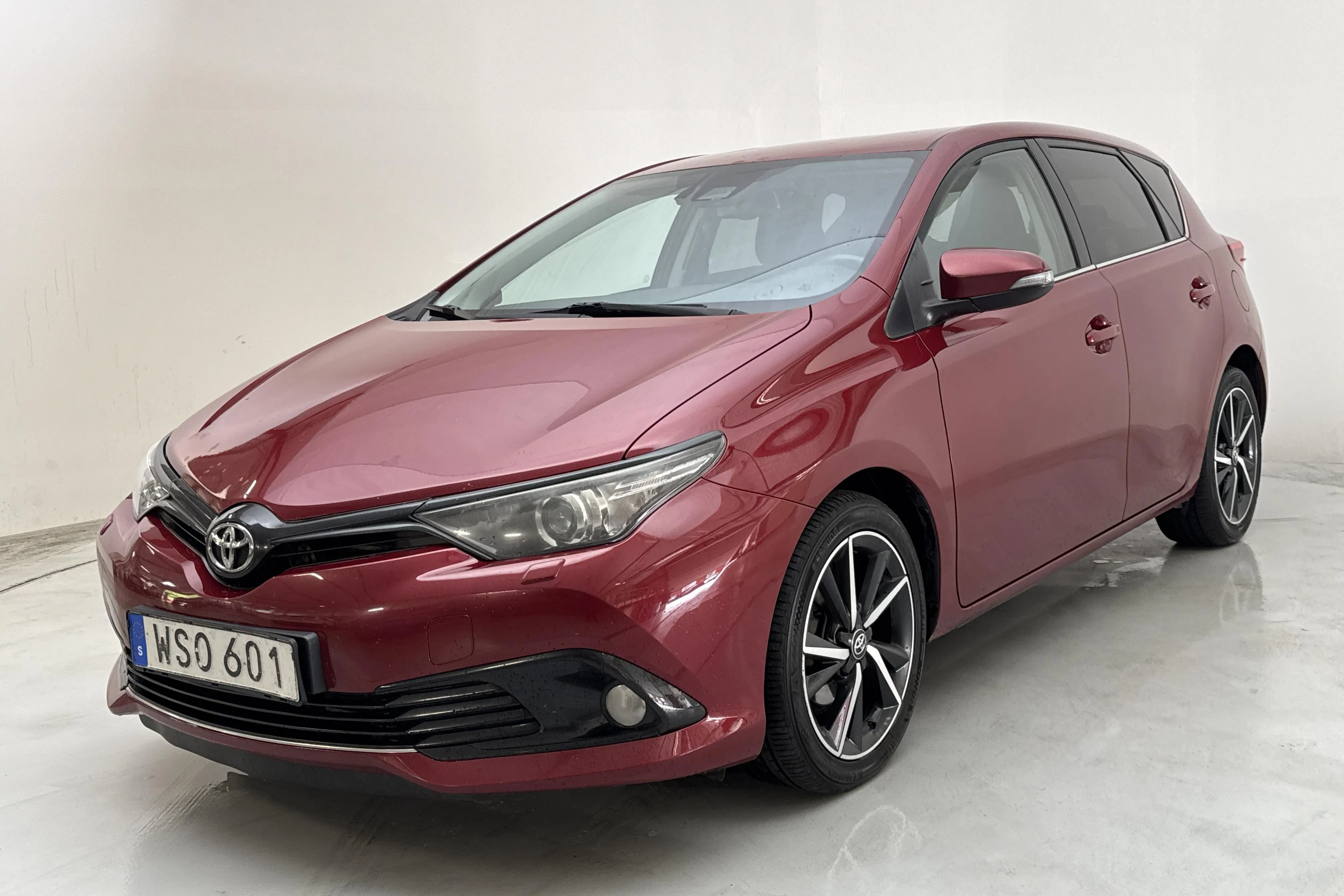 Presentation photo 1 of 14: Toyota Auris 1.2T 5dr (116hk) - 285 790 km - Manual - red - 2018