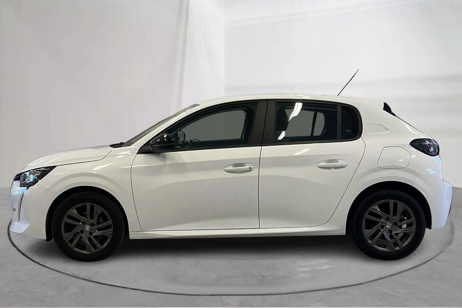 Presentation photo 2 of 14: Peugeot 208 1.2 PureTech 5dr (100hk) - 78 980 km - Automatic - white - 2022