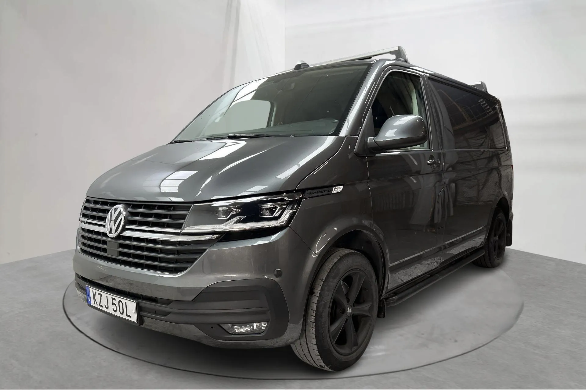 Presentationsfoto 1 av 17: VW Transporter T6 2.0 TDI BMT Skåp 4MOTION (150hk) - 10 841 mil - Automat - grå - 2020